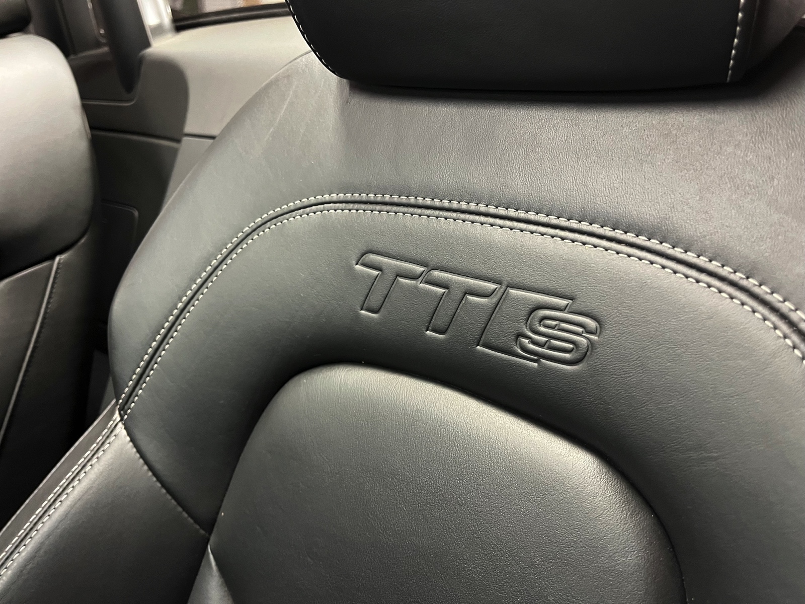 
								AUDI TTS Roadster 2.0 TFSI quattro S-tronic en plein écran									