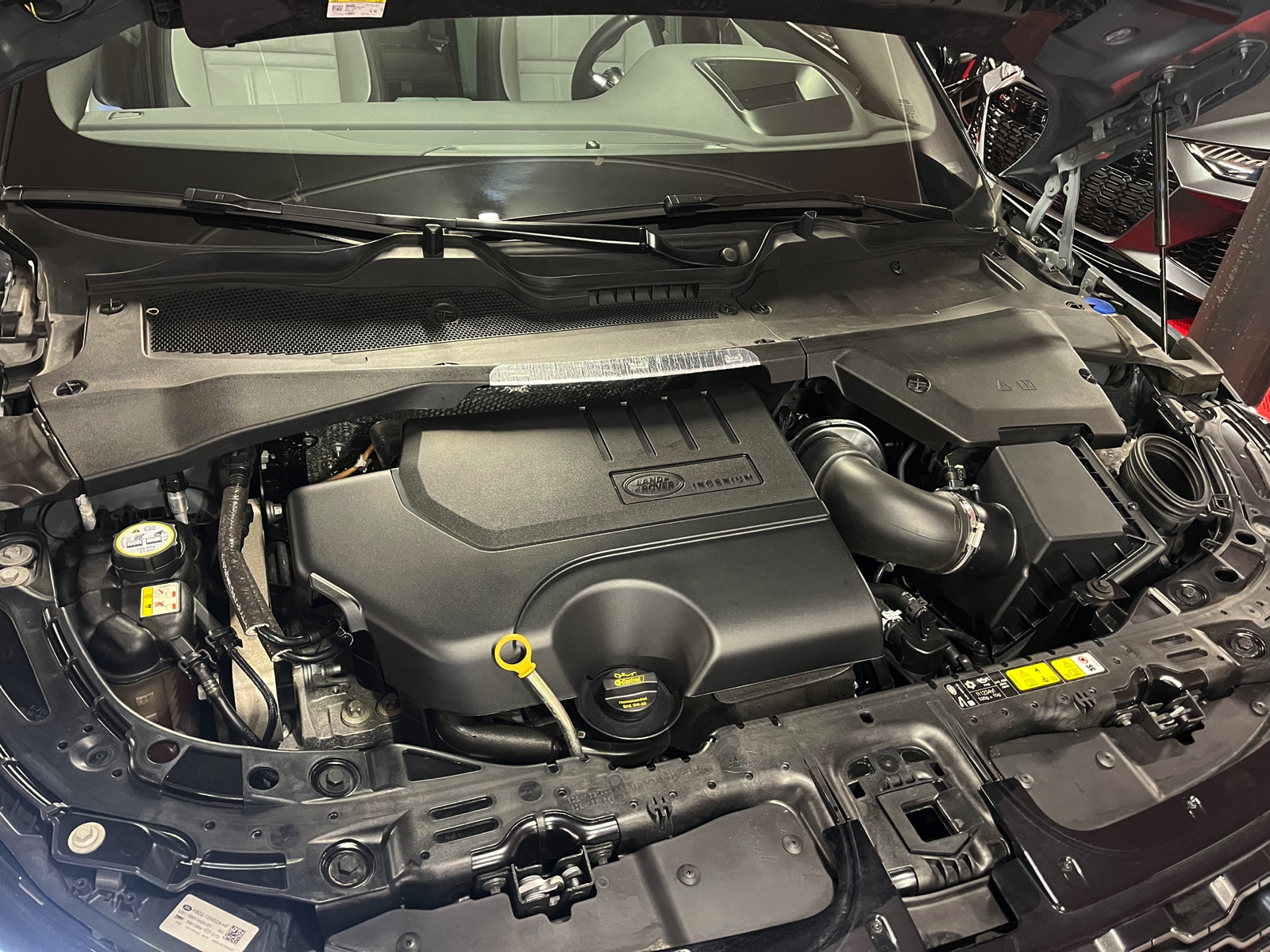 
								LAND-ROVER Range Rover Evoque R-Dynamic First Edition P 250 HSE AT9 en plein écran									