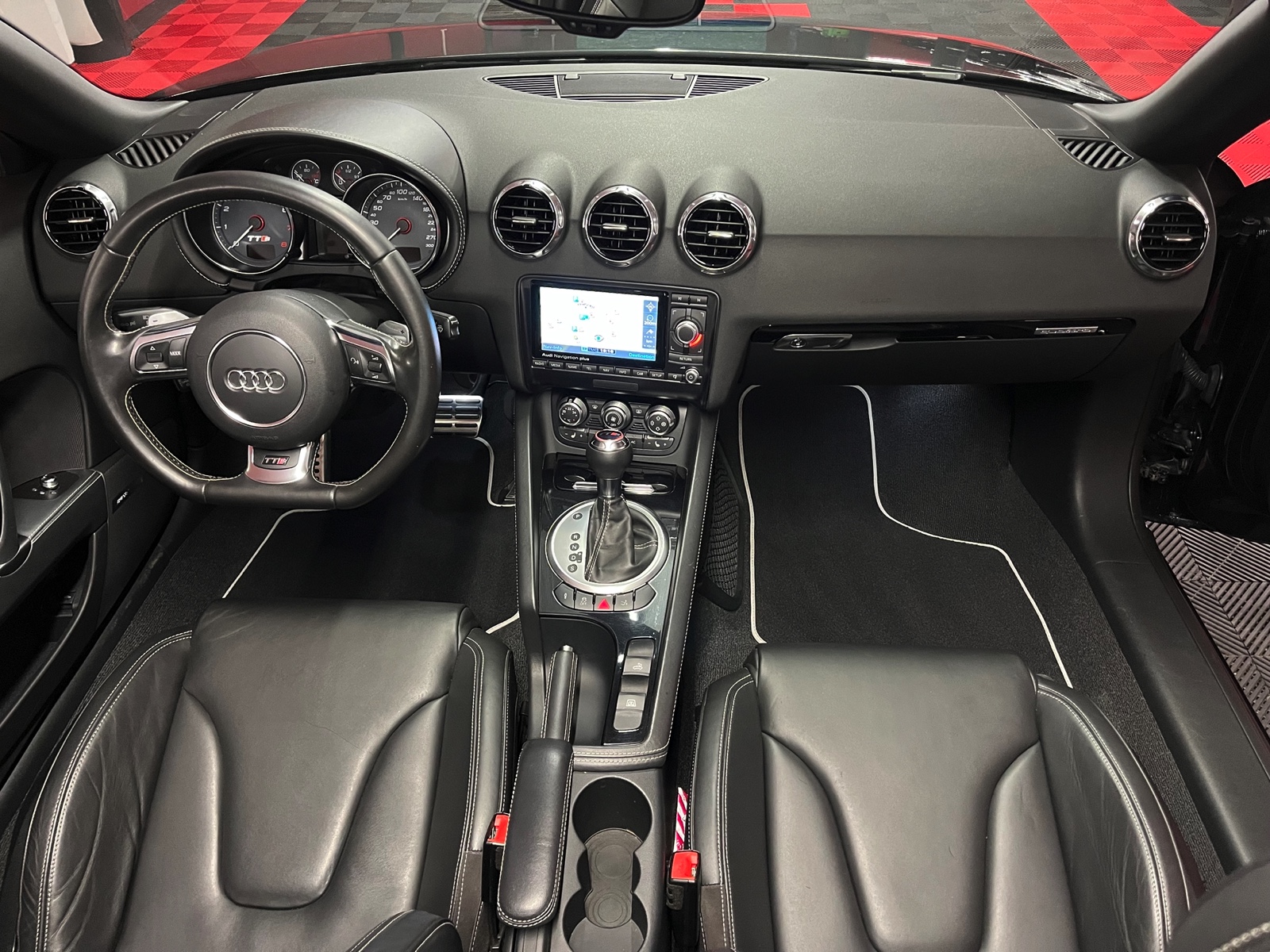 
								AUDI TTS Roadster 2.0 TFSI quattro S-tronic en plein écran									