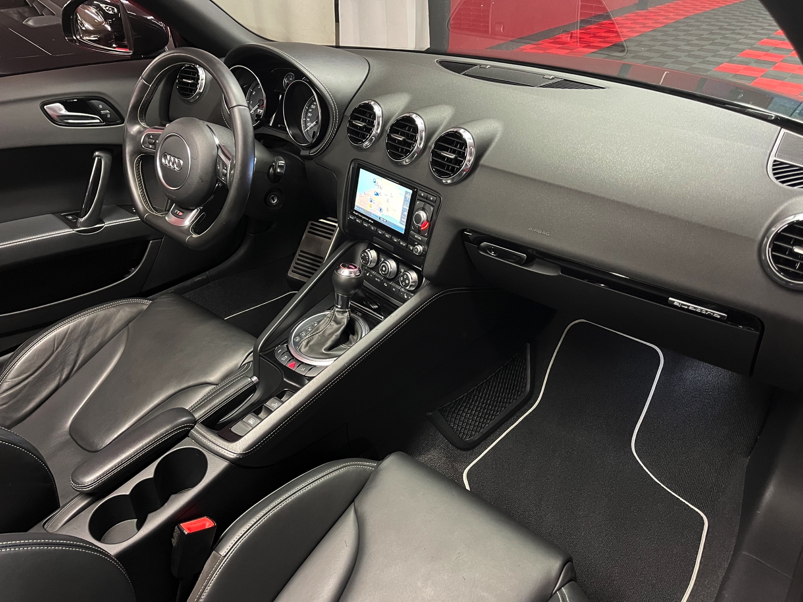 
								AUDI TTS Roadster 2.0 TFSI quattro S-tronic en plein écran									