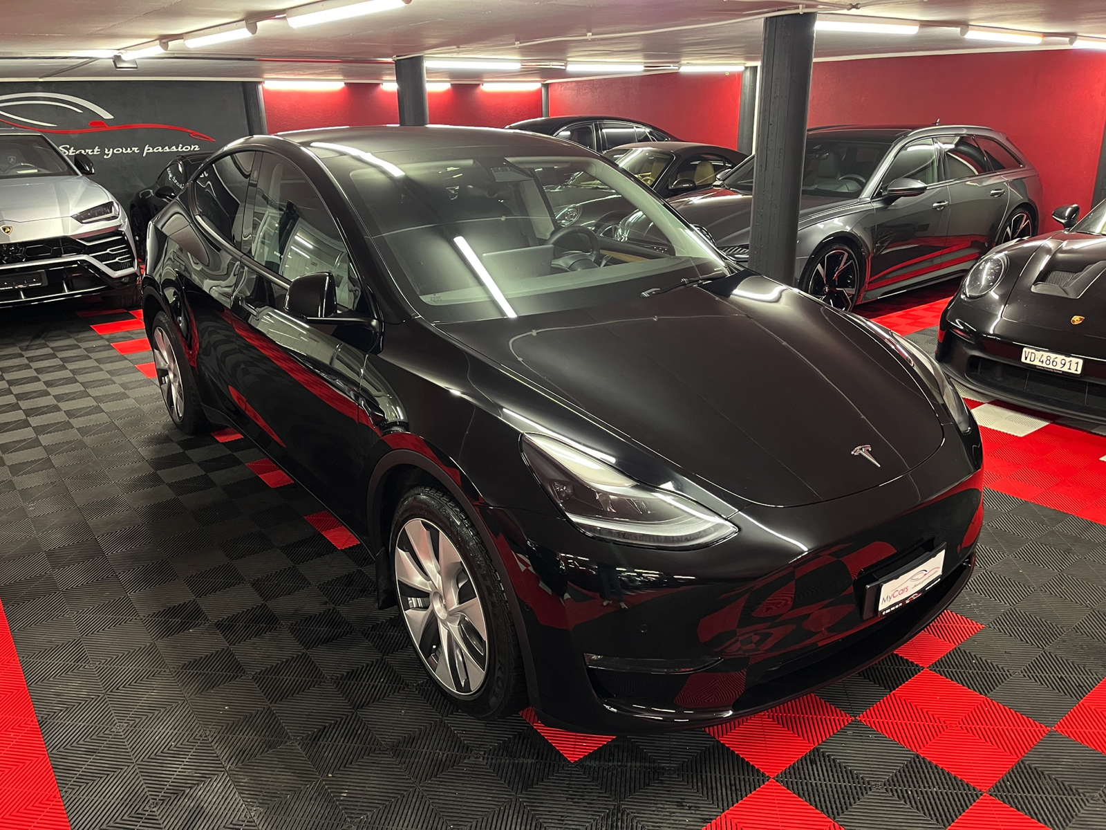 
								TESLA Model Y Long Range en plein écran									