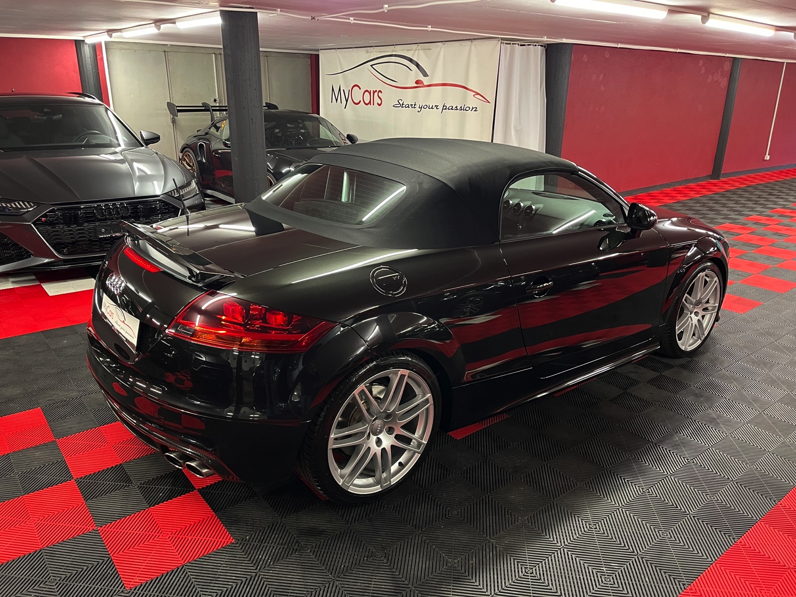 
								AUDI TTS Roadster 2.0 TFSI quattro S-tronic en plein écran									