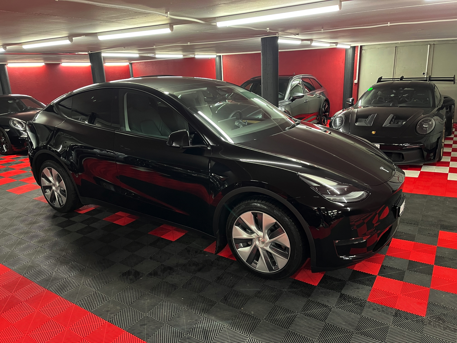 
								TESLA Model Y Long Range en plein écran									