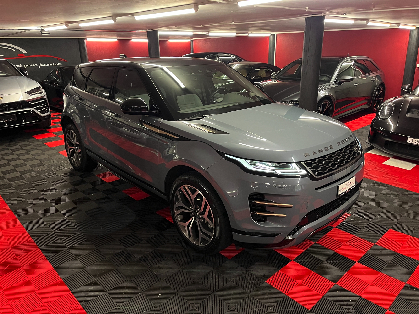 
								LAND-ROVER Range Rover Evoque R-Dynamic First Edition P 250 HSE AT9 en plein écran									