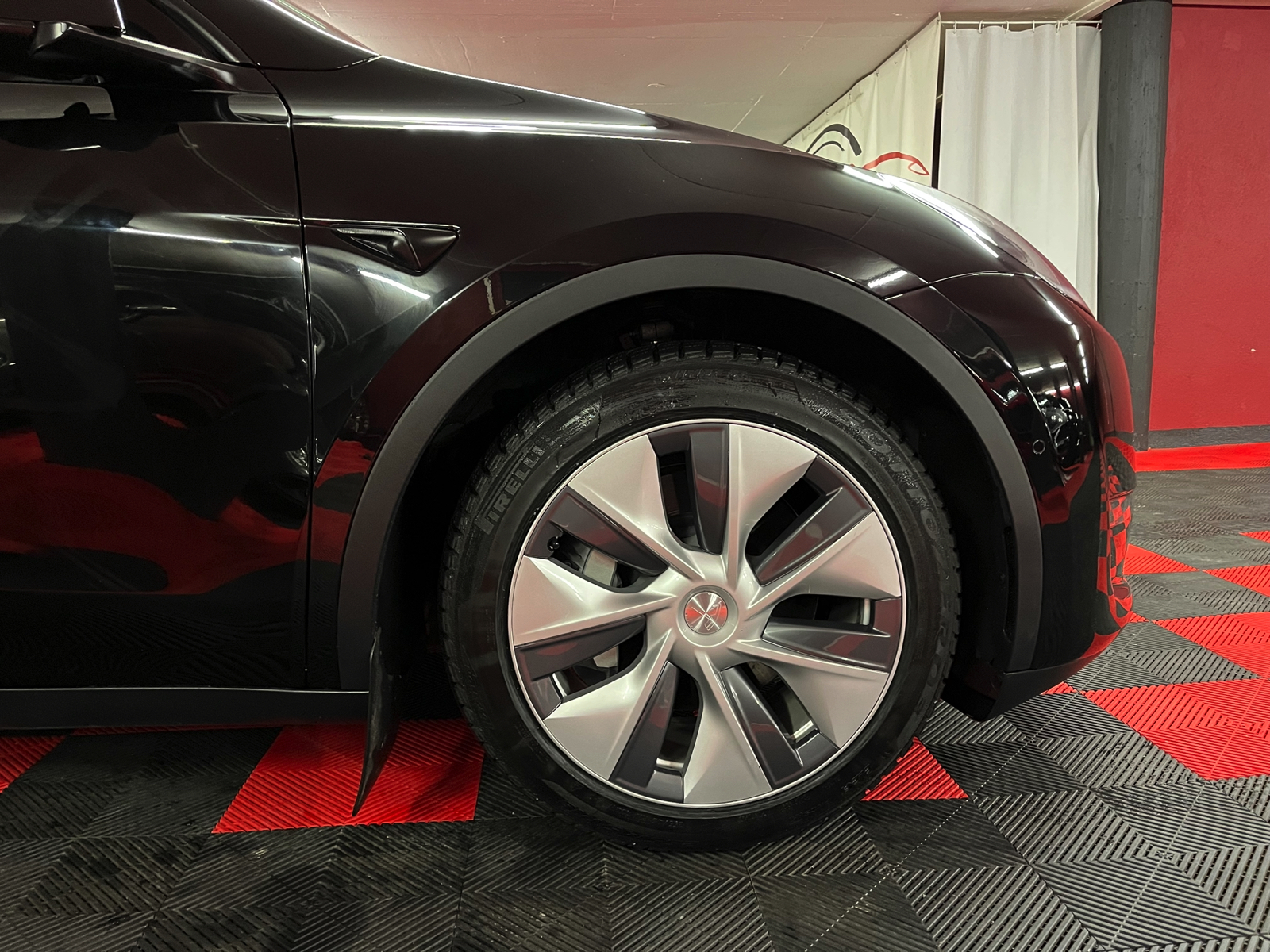 
								TESLA Model Y Long Range en plein écran									