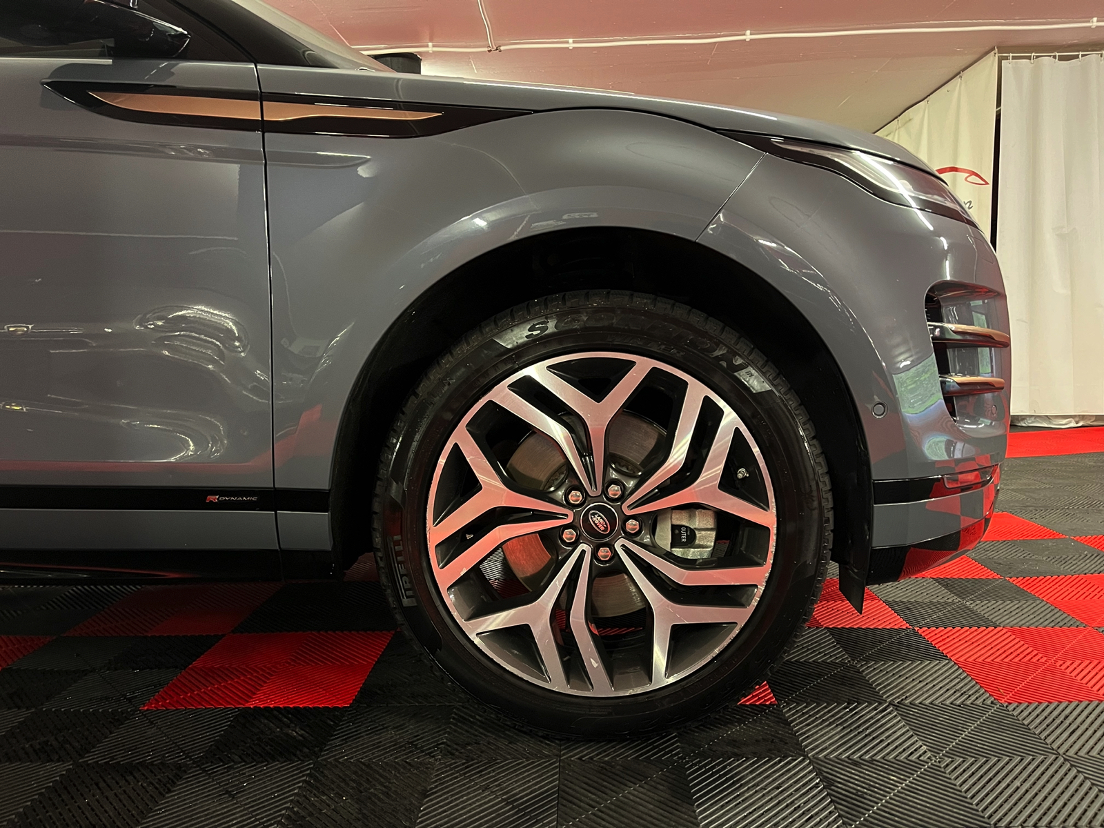 
								LAND-ROVER Range Rover Evoque R-Dynamic First Edition P 250 HSE AT9 en plein écran									