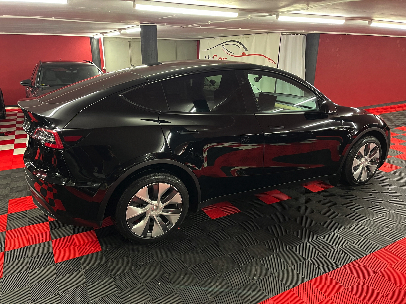 
								TESLA Model Y Long Range en plein écran									