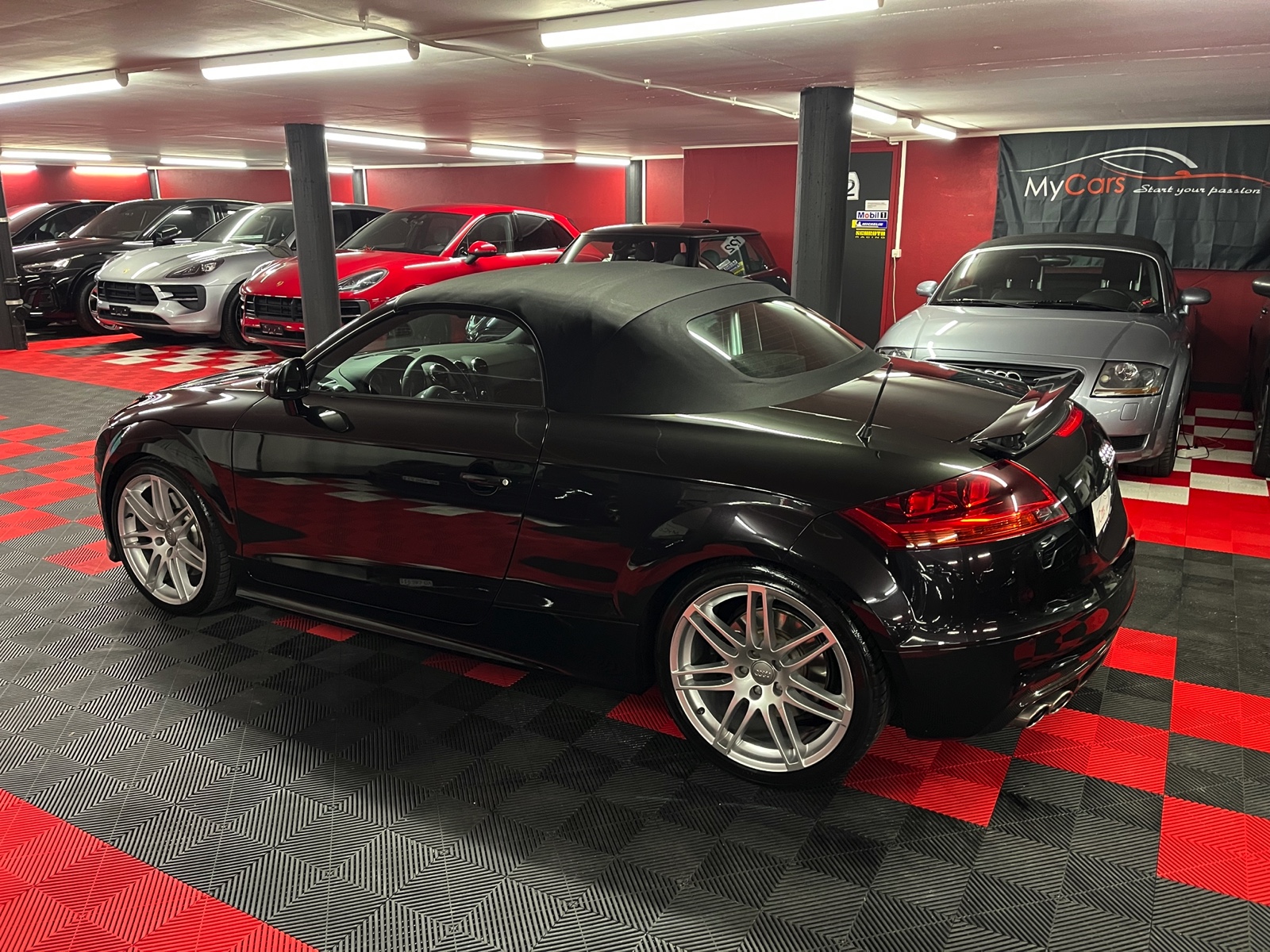 
								AUDI TTS Roadster 2.0 TFSI quattro S-tronic en plein écran									