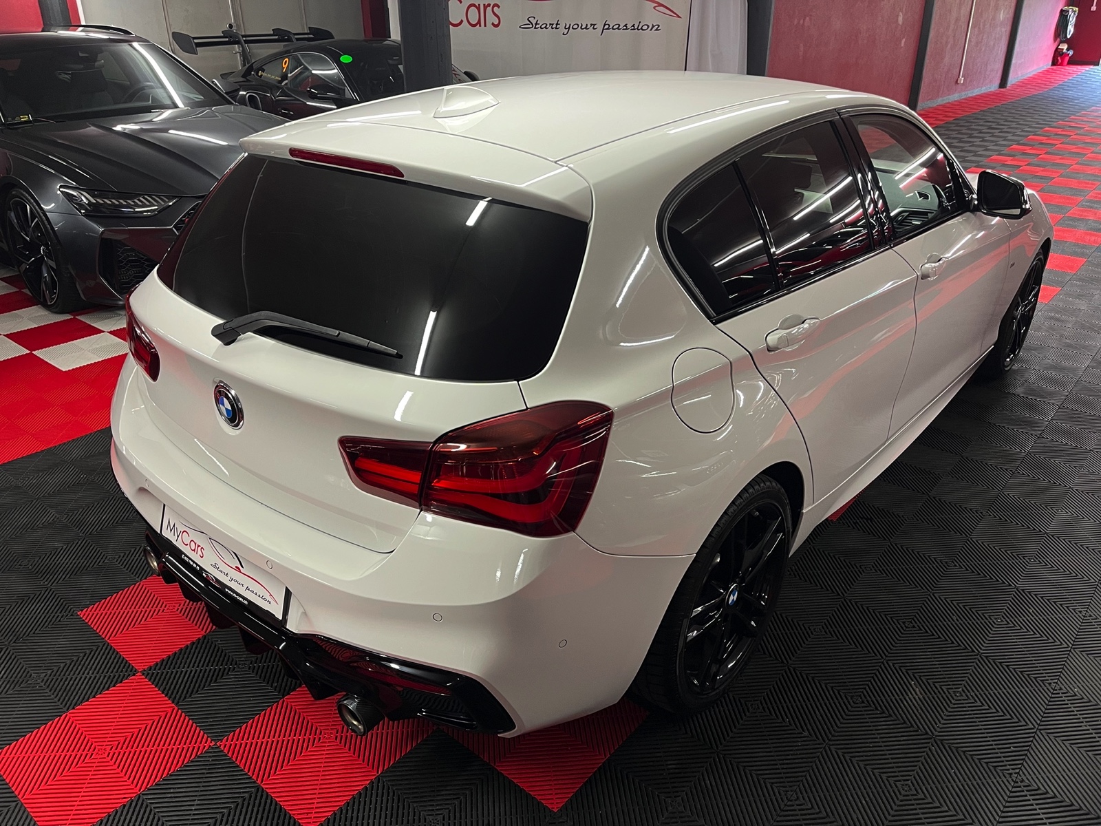 
								BMW M140i xDrive Steptronic en plein écran									