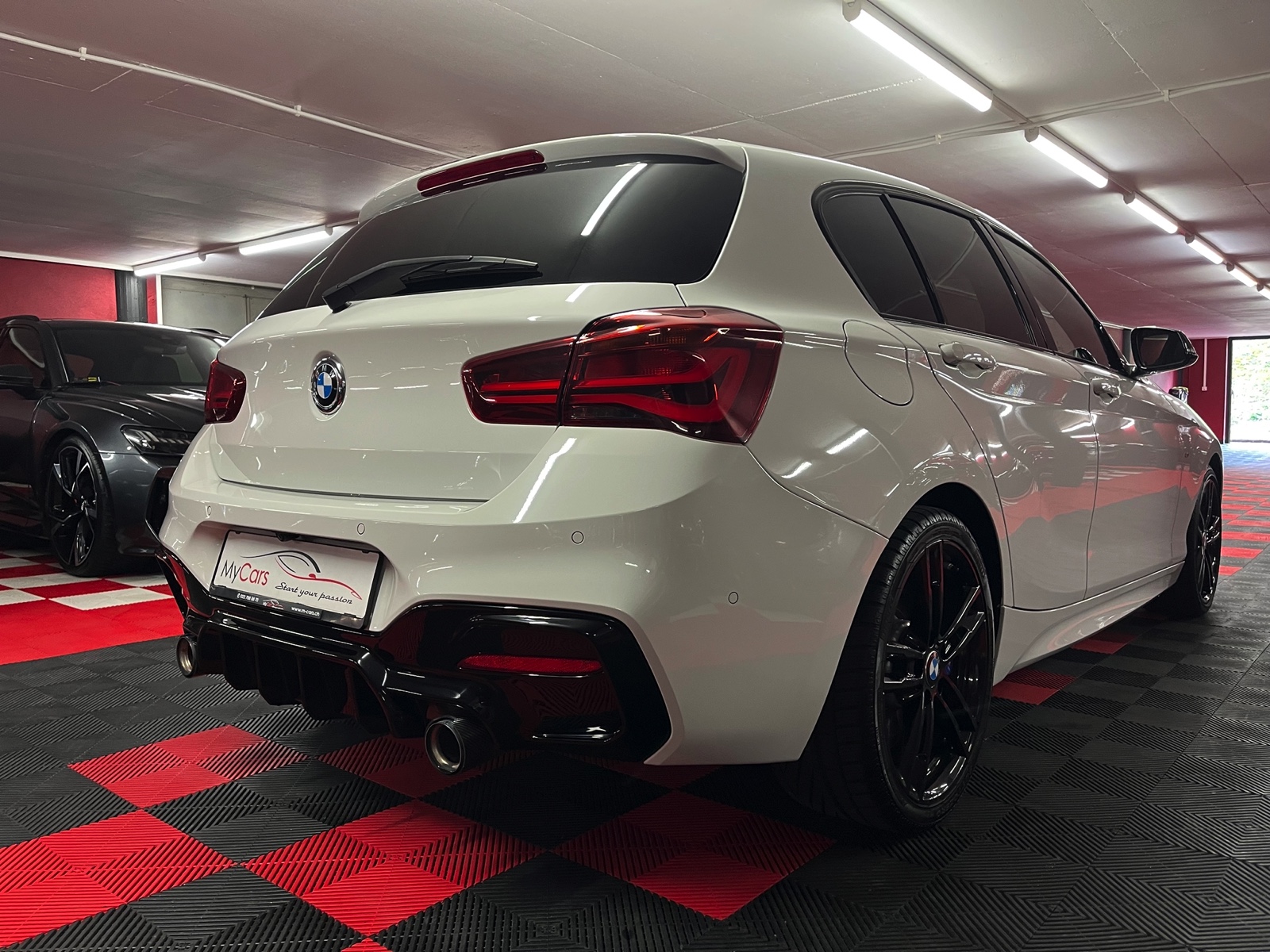 
								BMW M140i xDrive Steptronic en plein écran									