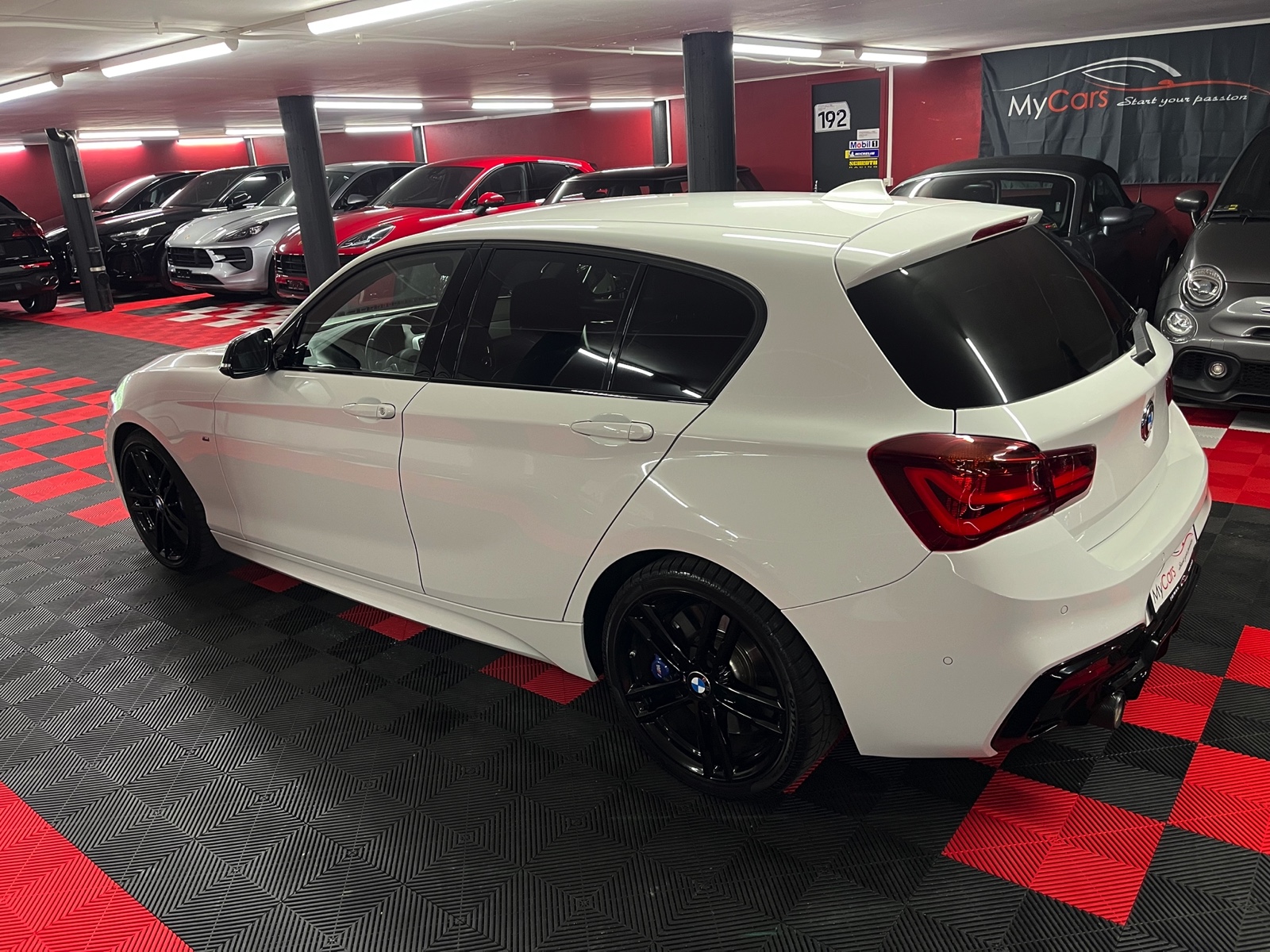 
								BMW M140i xDrive Steptronic en plein écran									