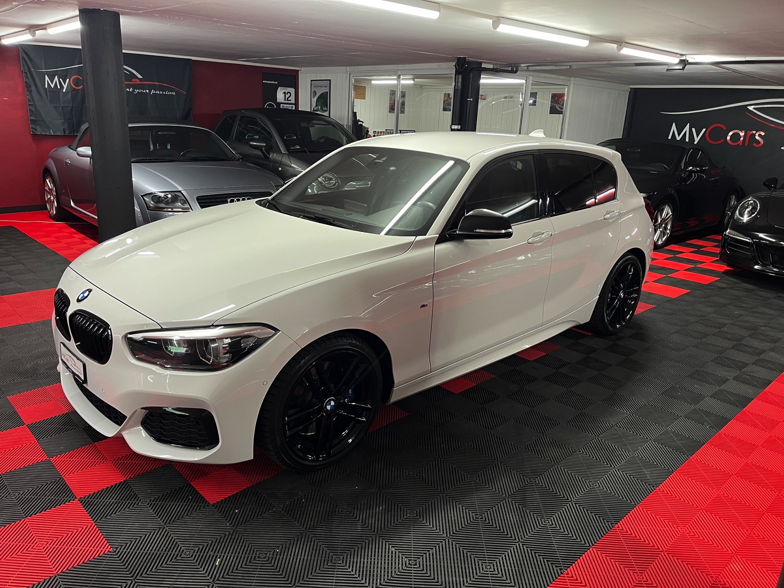 
								BMW M140i xDrive Steptronic en plein écran									