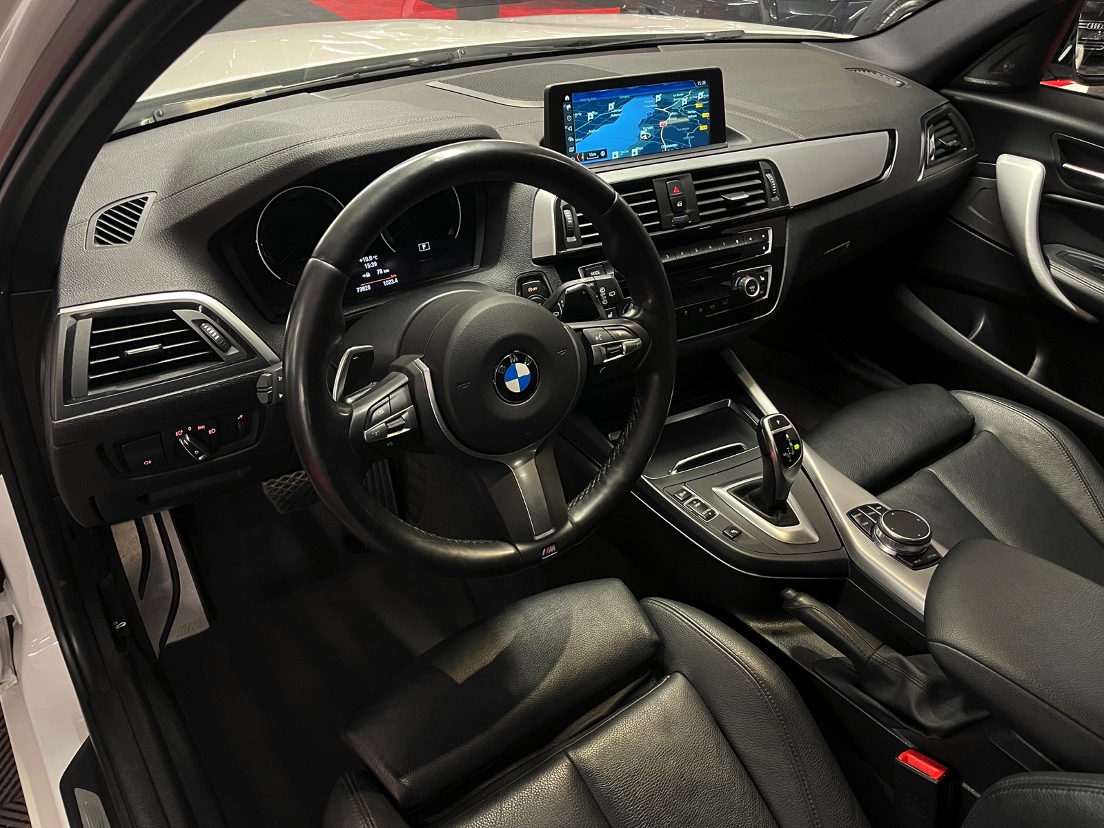 
								BMW M140i xDrive Steptronic en plein écran									