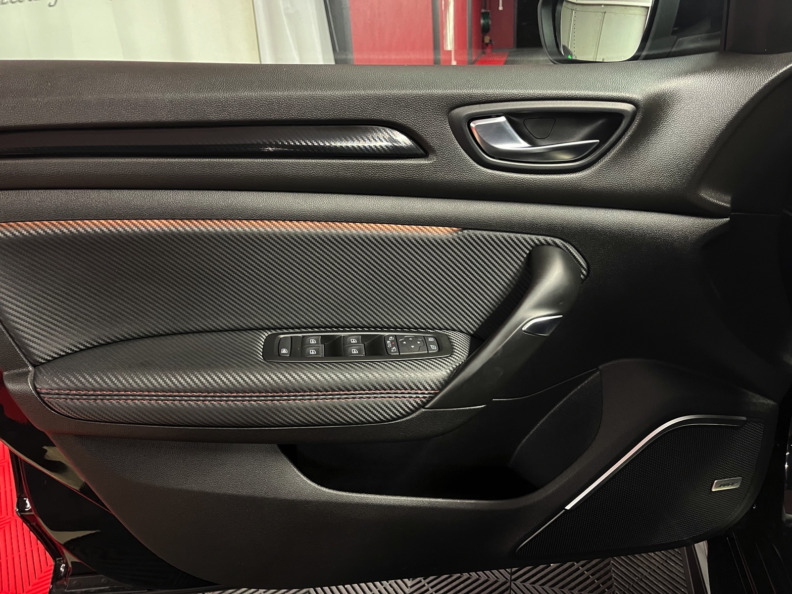 
								RENAULT Mégane Trophy 300 EDC en plein écran									