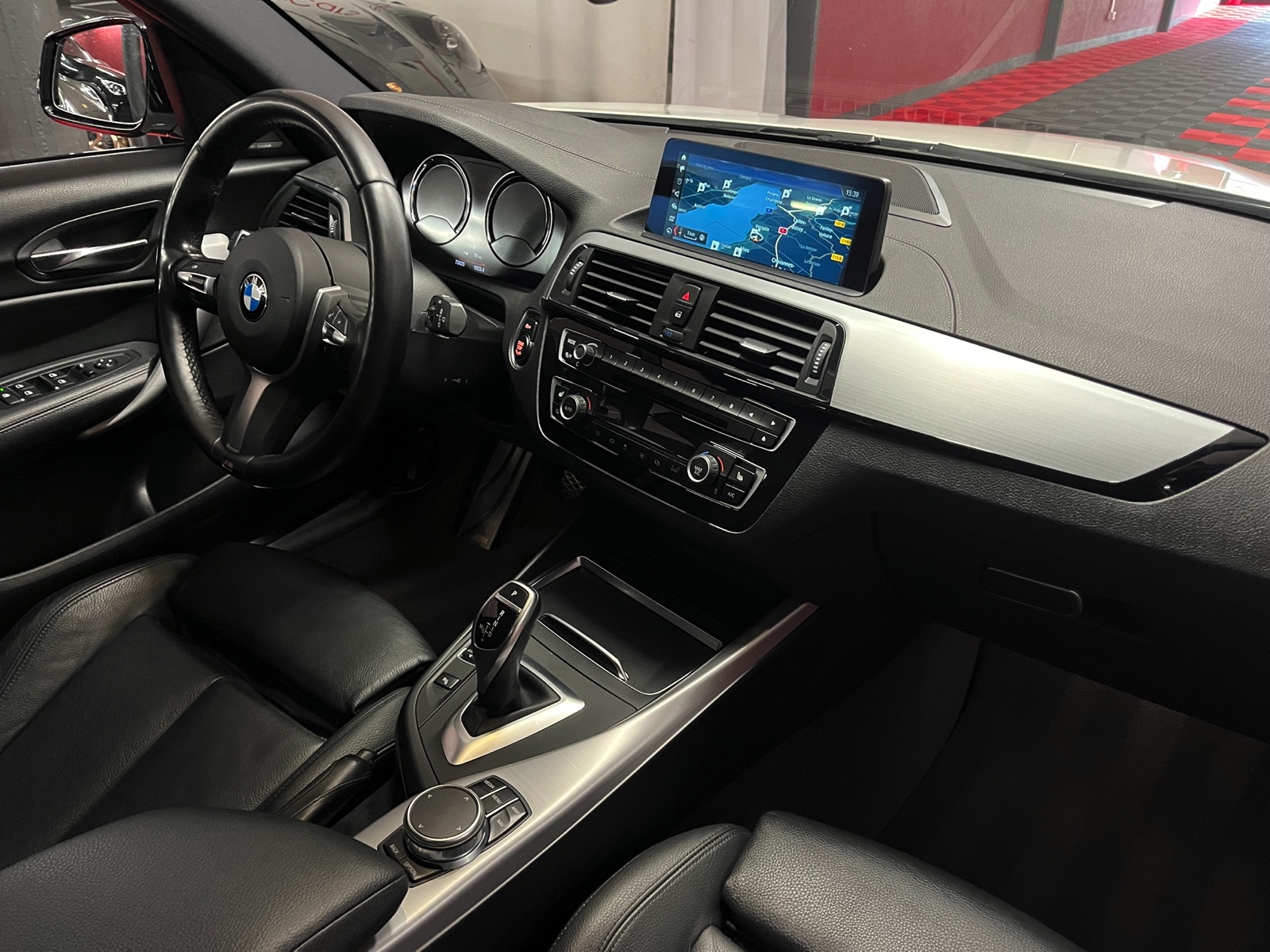 
								BMW M140i xDrive Steptronic en plein écran									