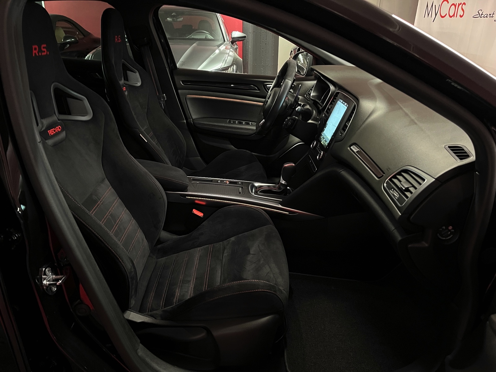 
								RENAULT Mégane Trophy 300 EDC en plein écran									