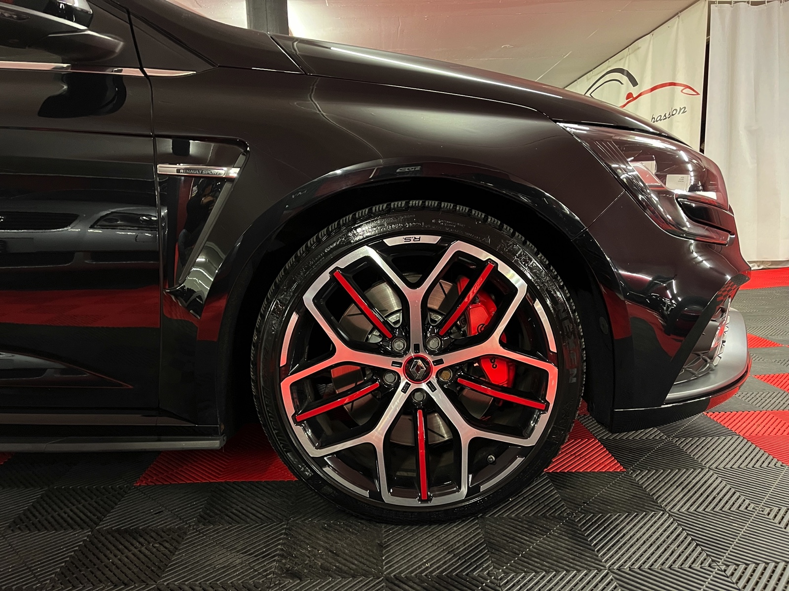 
								RENAULT Mégane Trophy 300 EDC en plein écran									