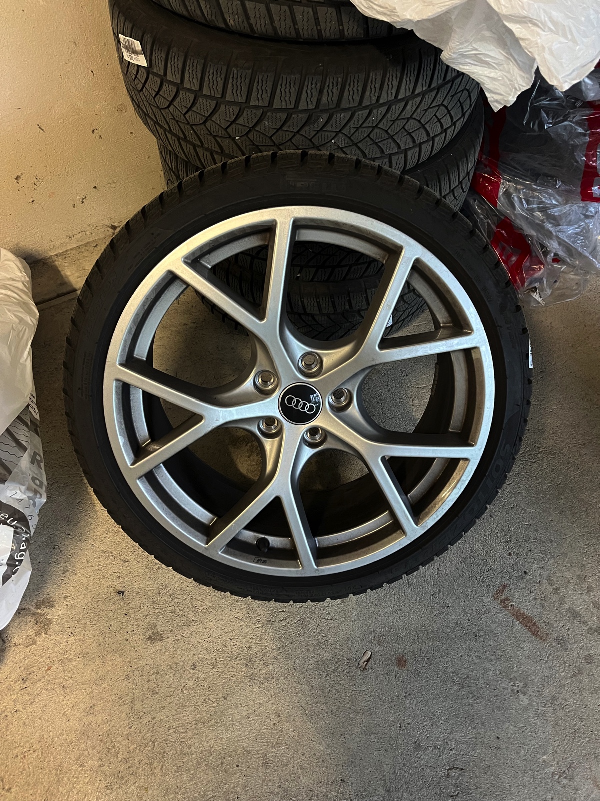 
								AUDI RS3 Sportback 2.5 TSI quattro S-tronic en plein écran									