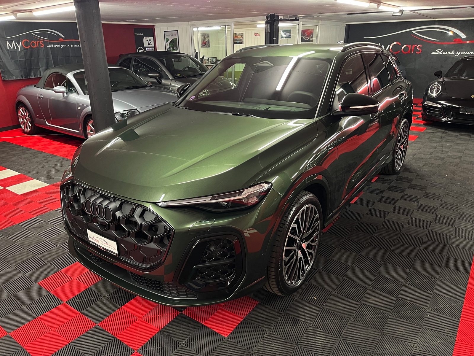 
								AUDI SQ5 TFSI quattro S-tronic en plein écran									