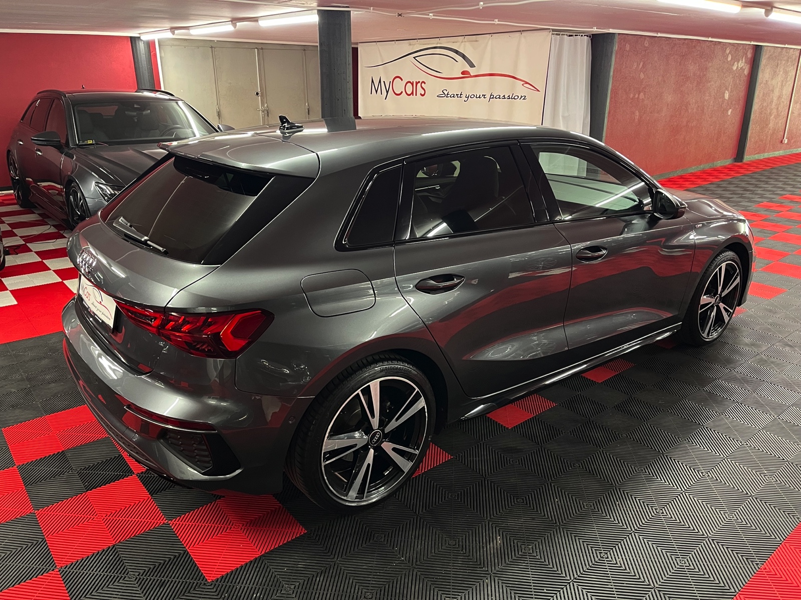 
								AUDI A3 Sportback 35 TFSI S line S-tronic en plein écran									