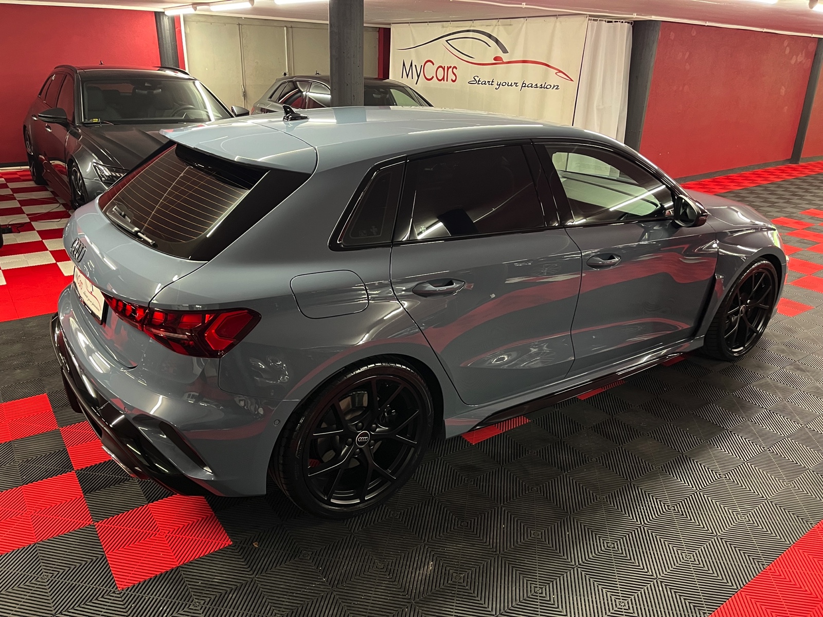 
								AUDI RS3 Sportback 2.5 TSI quattro S-tronic en plein écran									