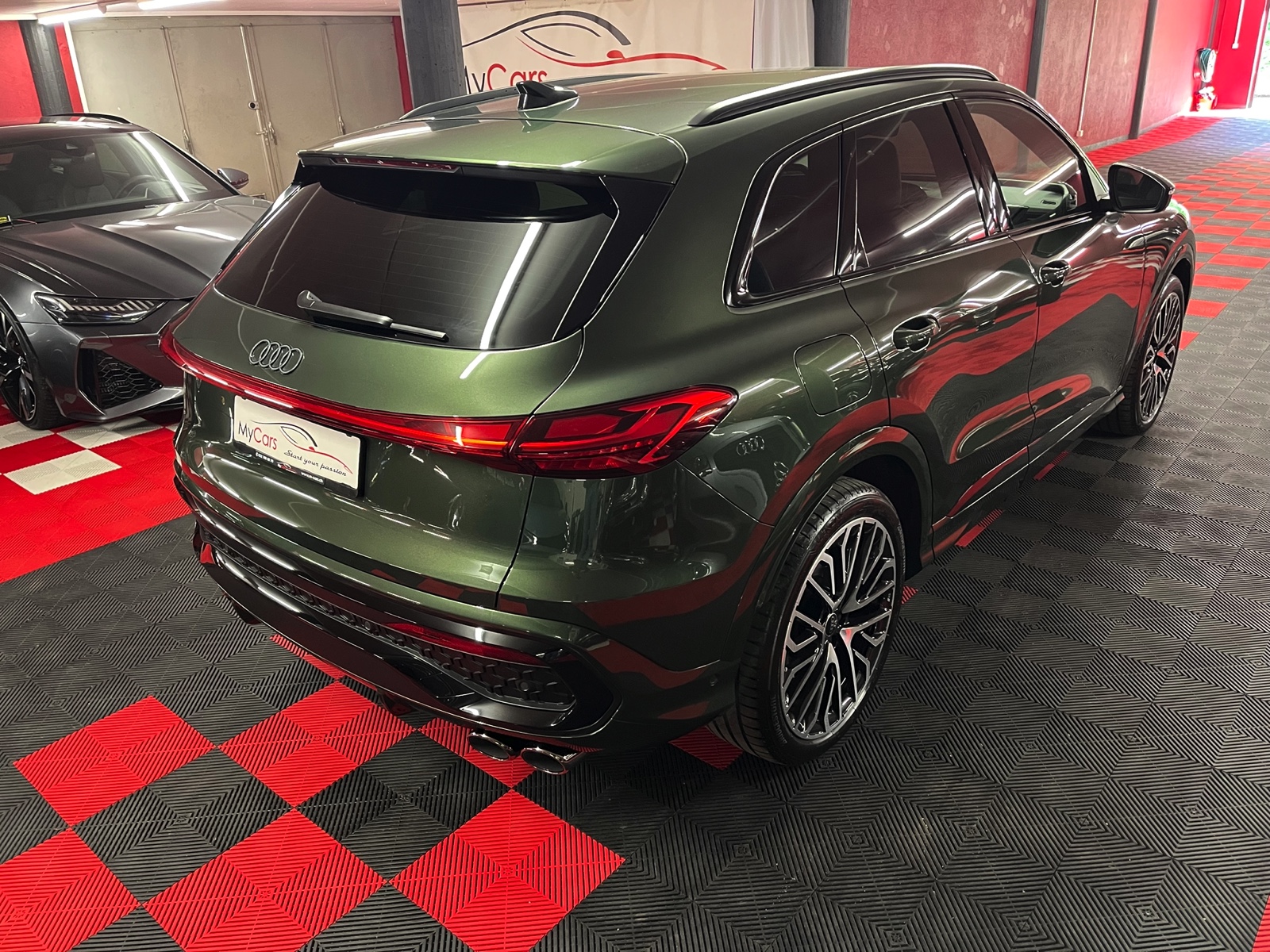 
								AUDI SQ5 TFSI quattro S-tronic en plein écran									