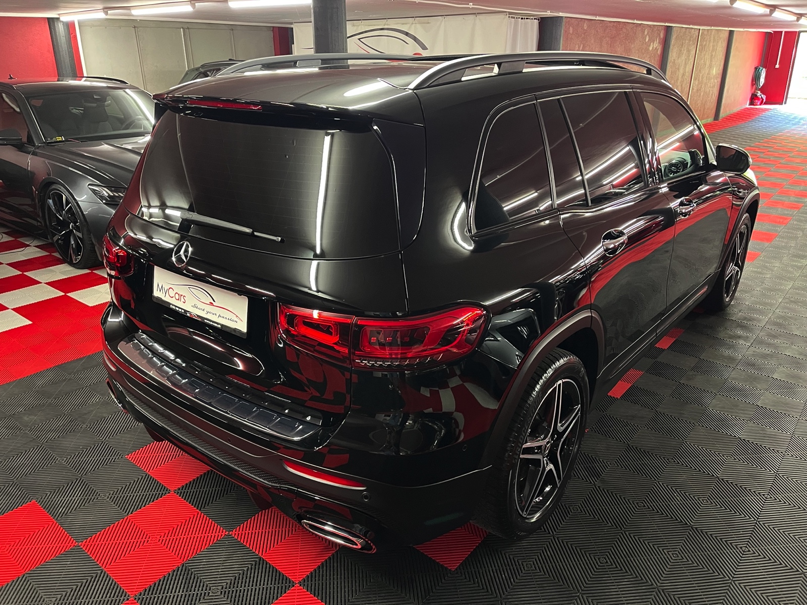 
								MERCEDES-BENZ GLB 250 4Matic AMG Line 8G-Tronic en plein écran									