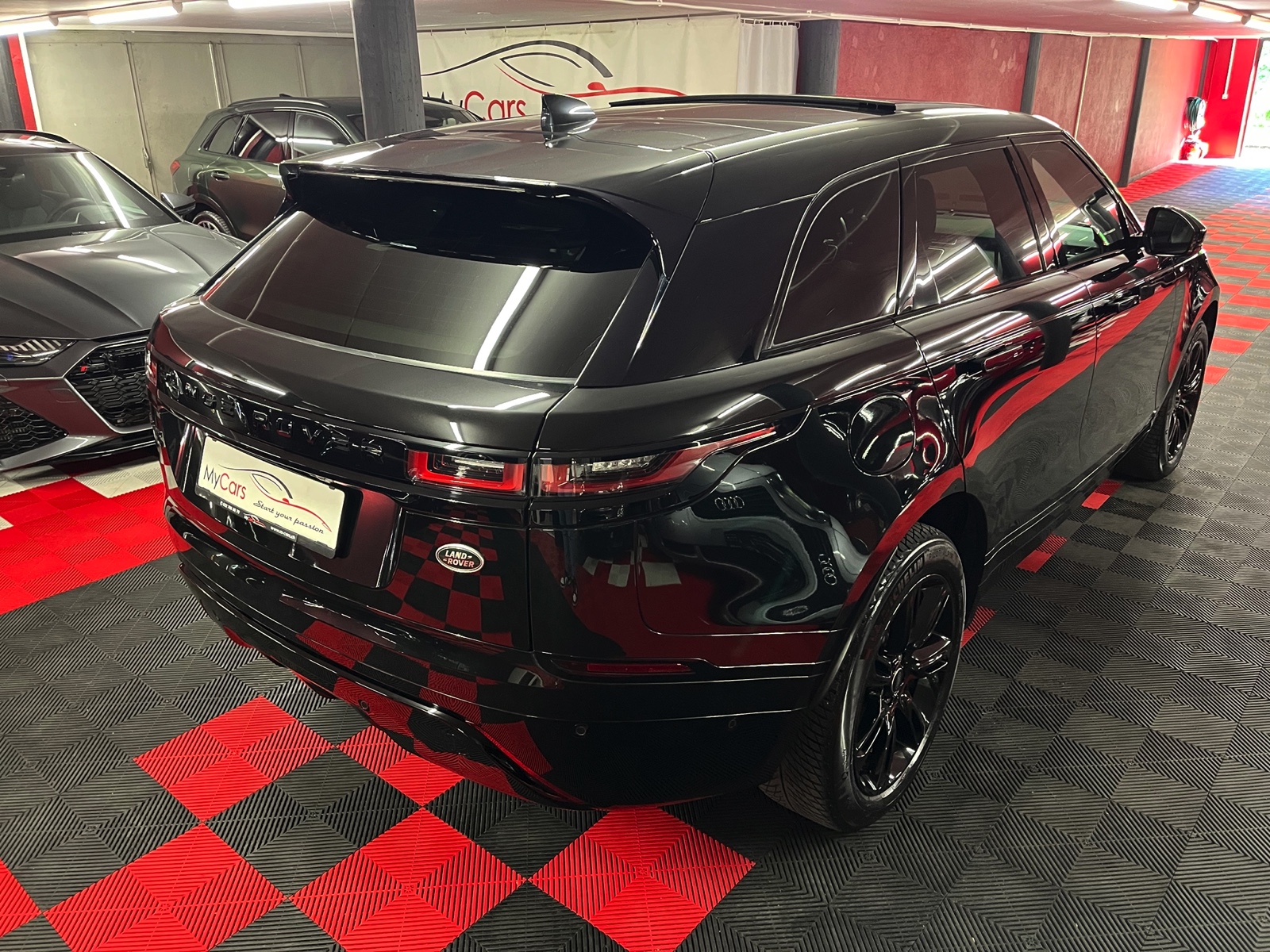 
								LAND ROVER Range Rover Velar R-Dynamic P 250 SE Automatic en plein écran									