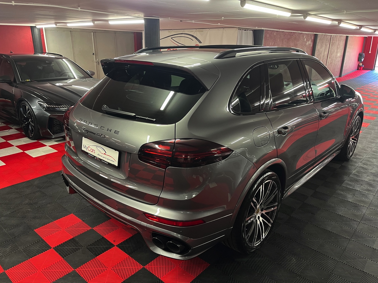 
								PORSCHE Cayenne GTS en plein écran									