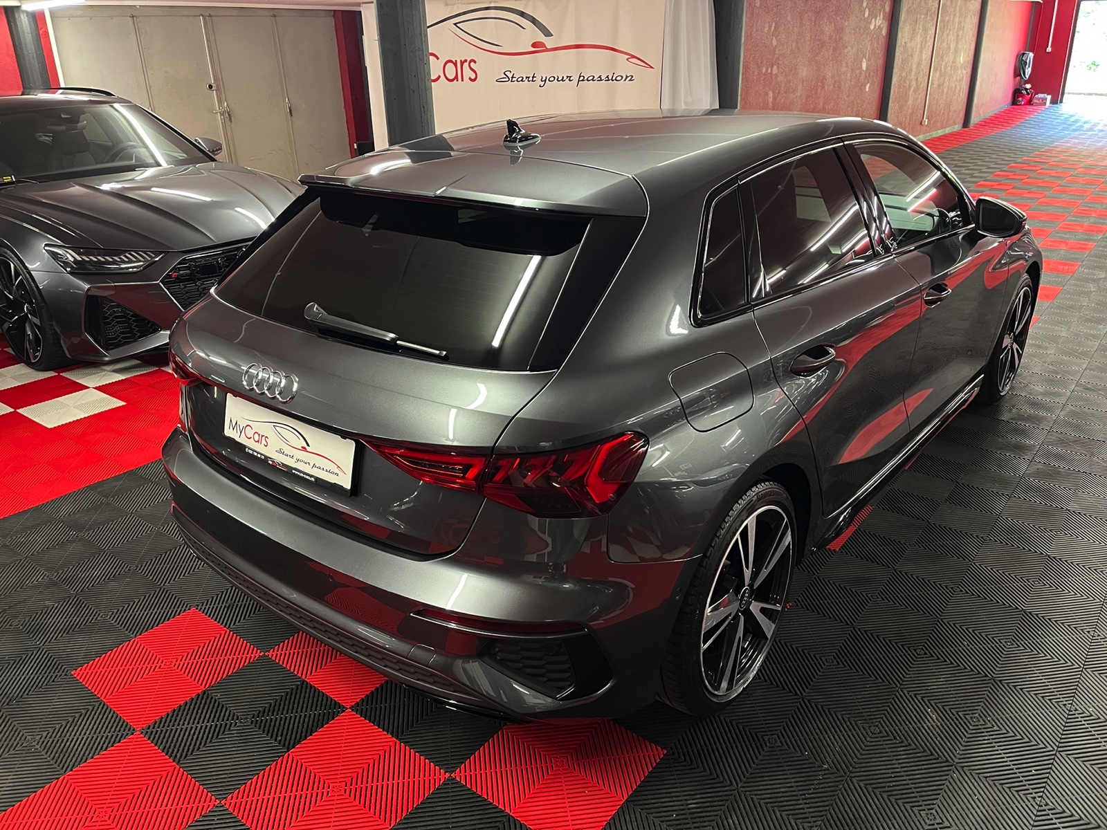 
								AUDI A3 Sportback 35 TFSI S line S-tronic en plein écran									