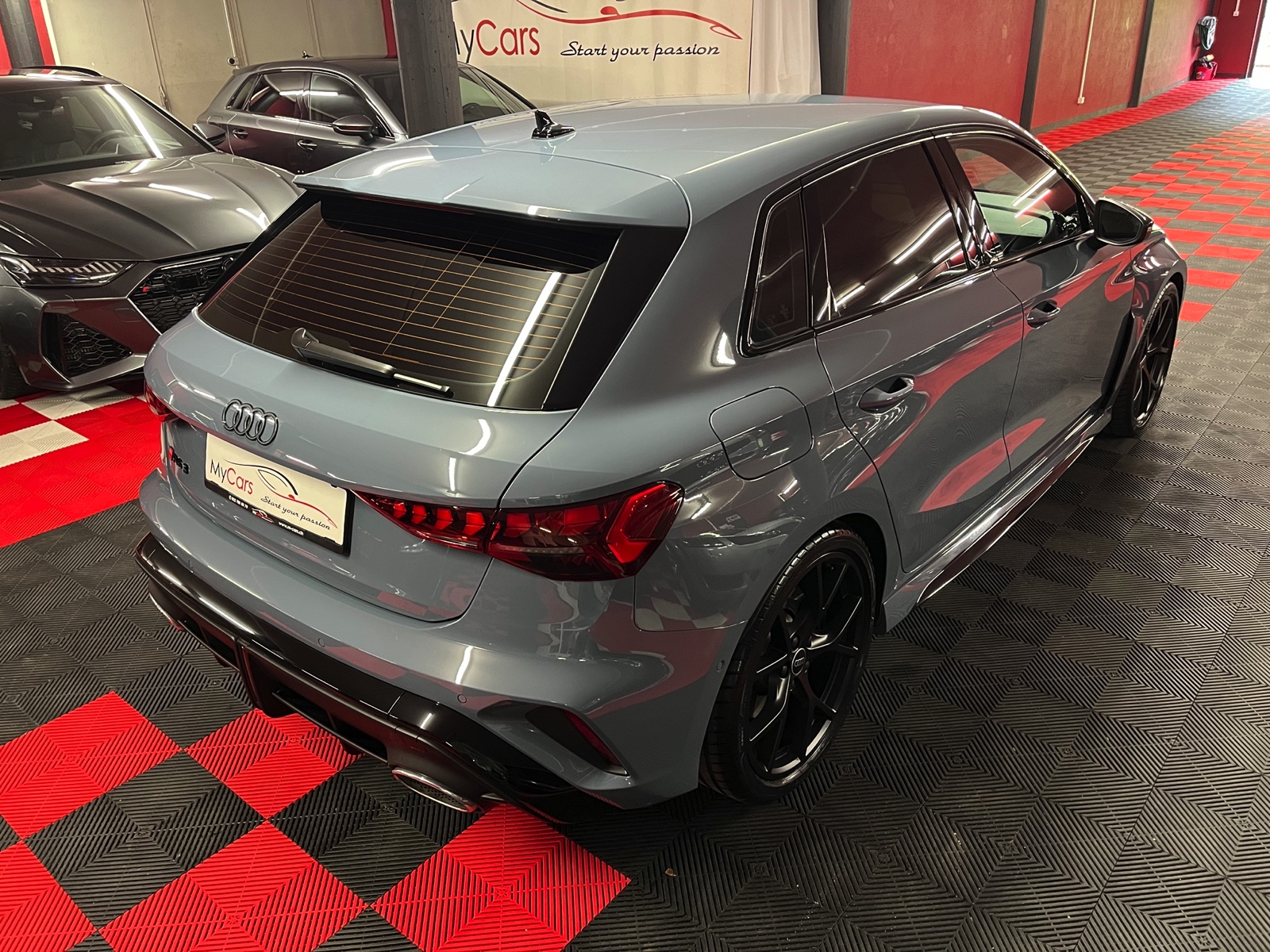 
								AUDI RS3 Sportback 2.5 TSI quattro S-tronic en plein écran									