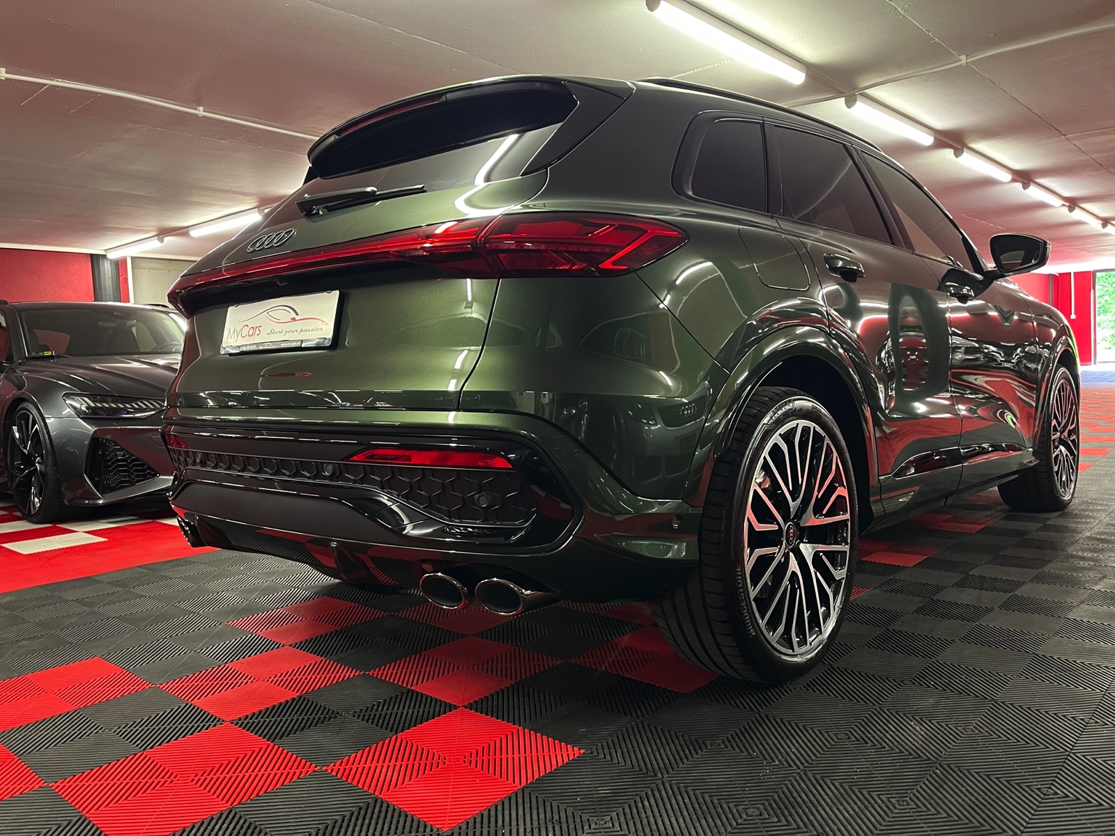 
								AUDI SQ5 TFSI quattro S-tronic en plein écran									