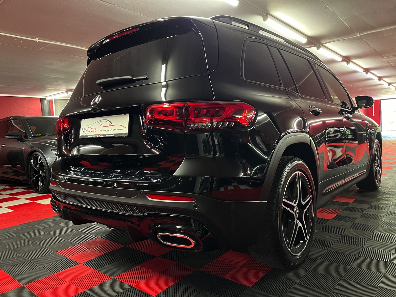 
								MERCEDES-BENZ GLB 250 4Matic AMG Line 8G-Tronic en plein écran									