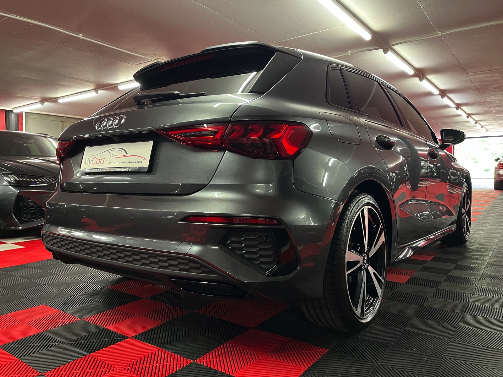 
								AUDI A3 Sportback 35 TFSI S line S-tronic en plein écran									