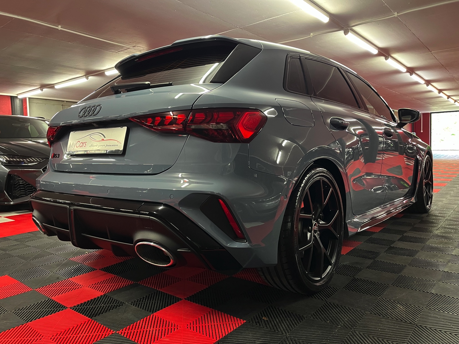 
								AUDI RS3 Sportback 2.5 TSI quattro S-tronic en plein écran									