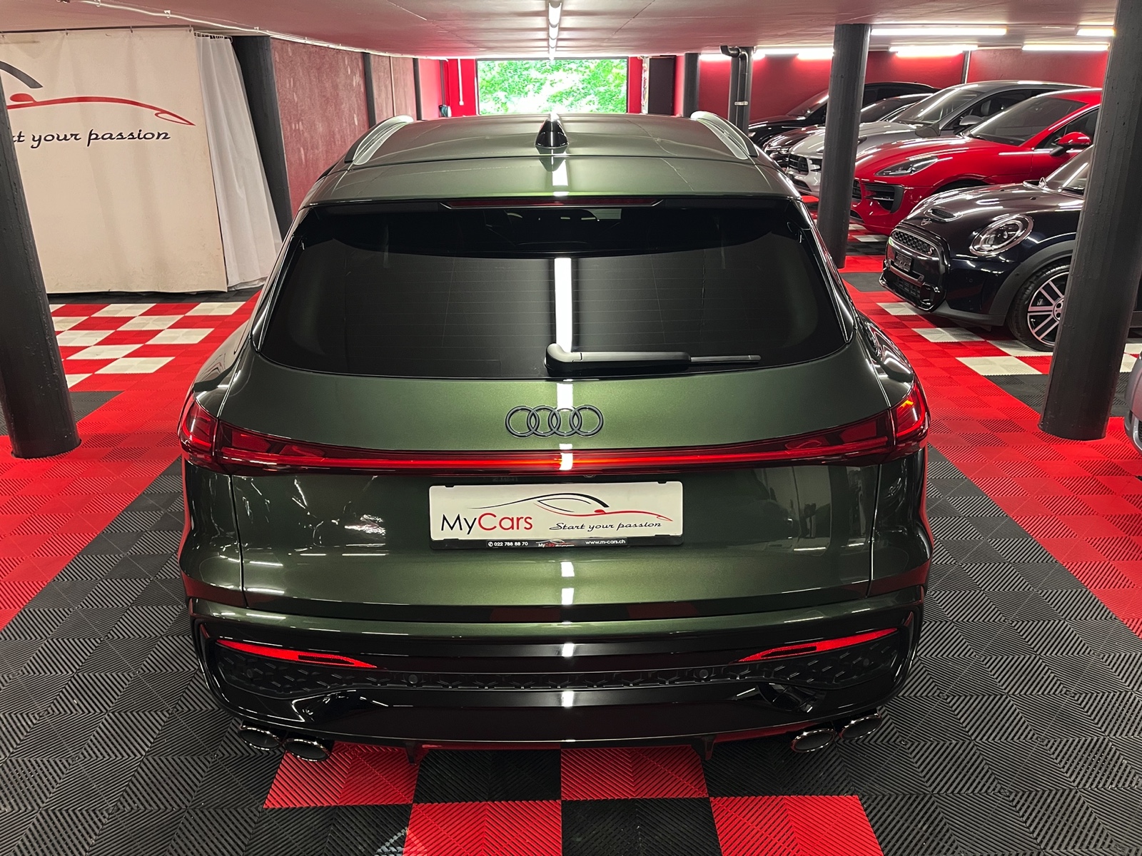 
								AUDI SQ5 TFSI quattro S-tronic en plein écran									