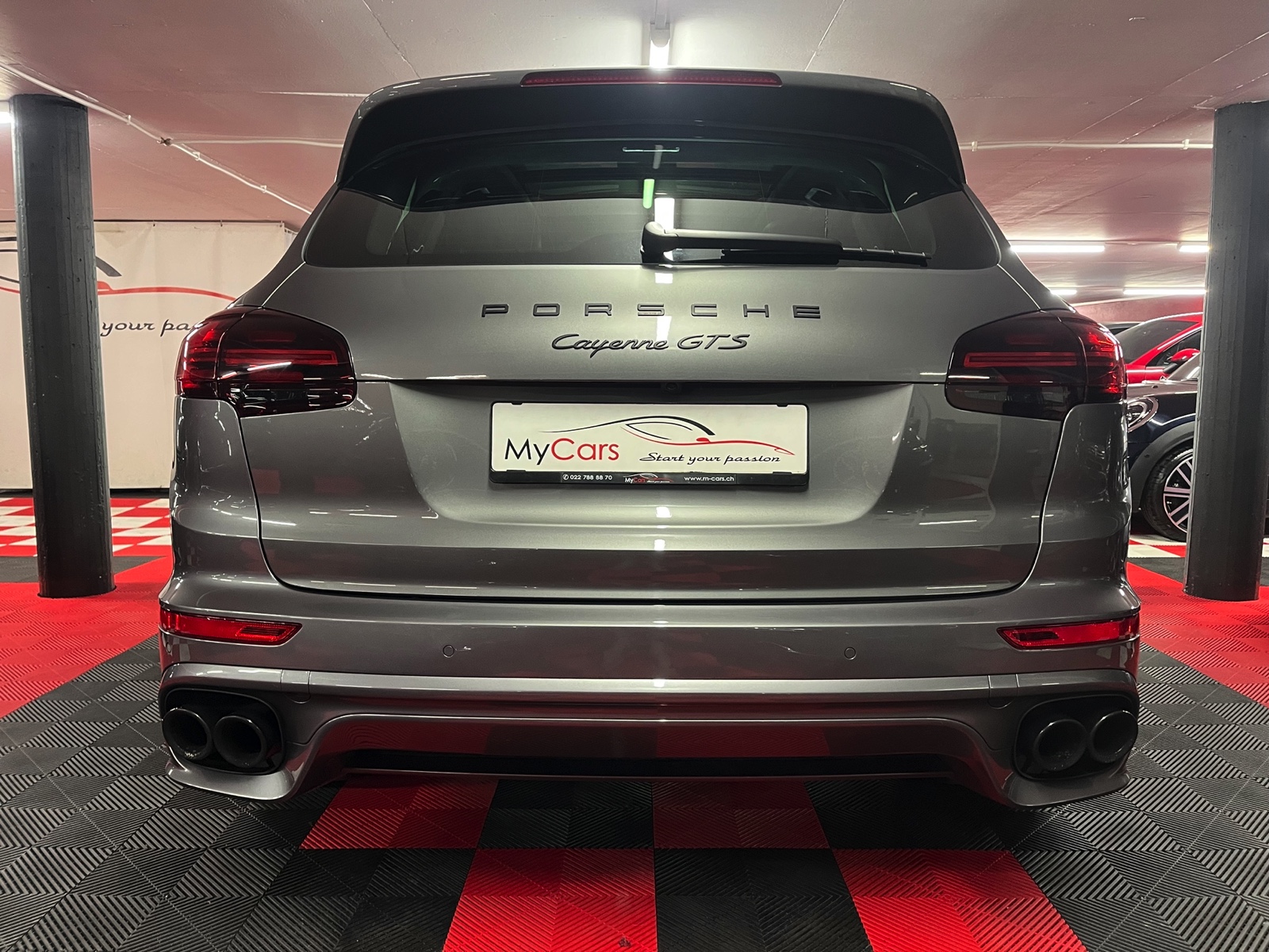 
								PORSCHE Cayenne GTS en plein écran									