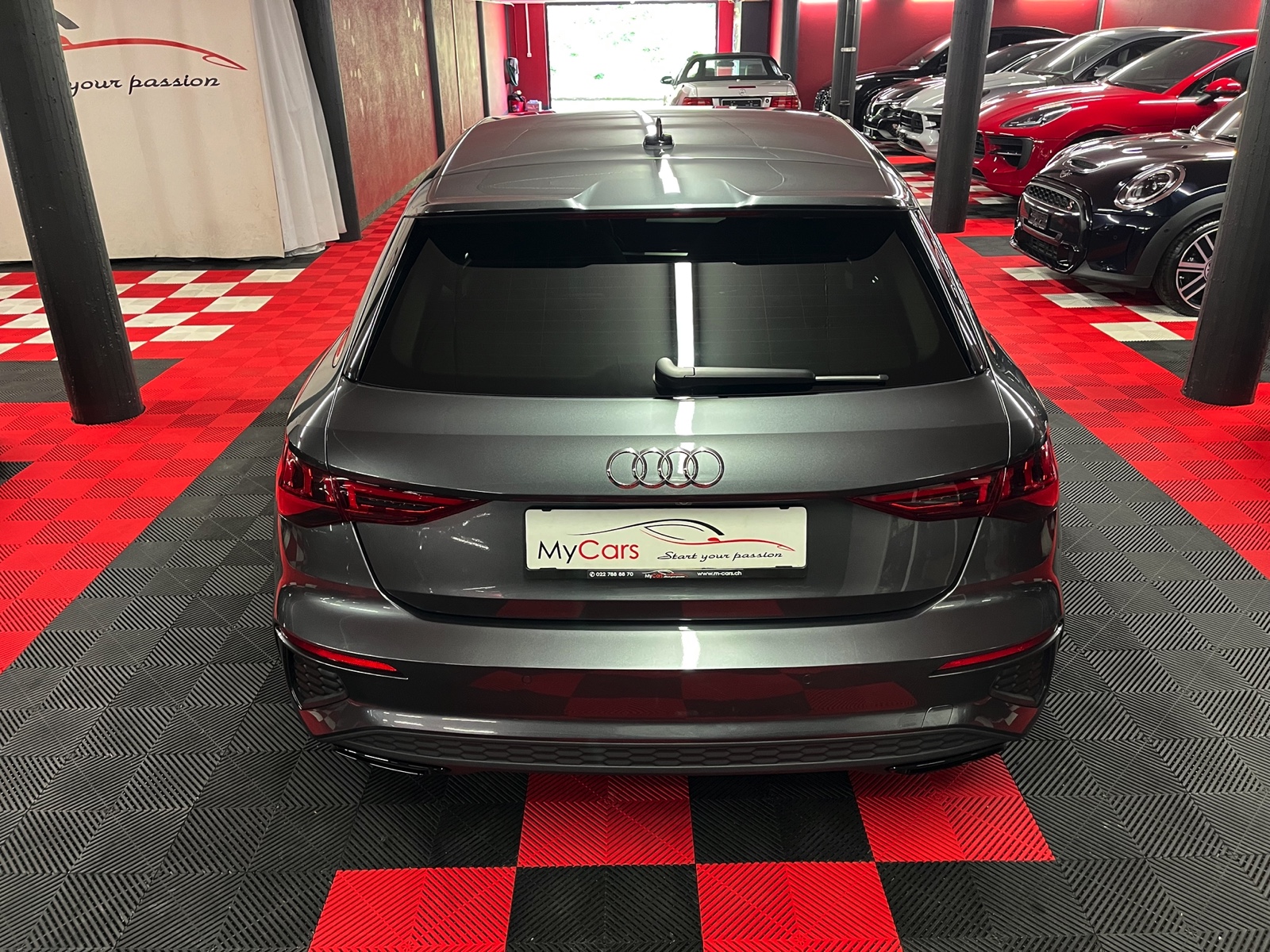 
								AUDI A3 Sportback 35 TFSI S line S-tronic en plein écran									