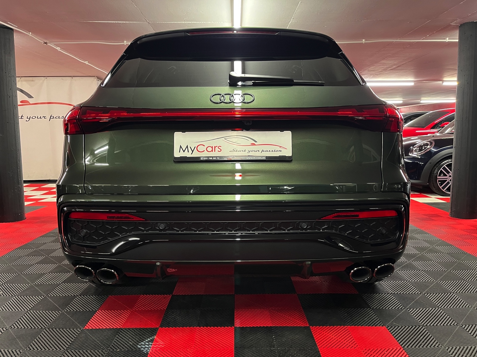 
								AUDI SQ5 TFSI quattro S-tronic en plein écran									