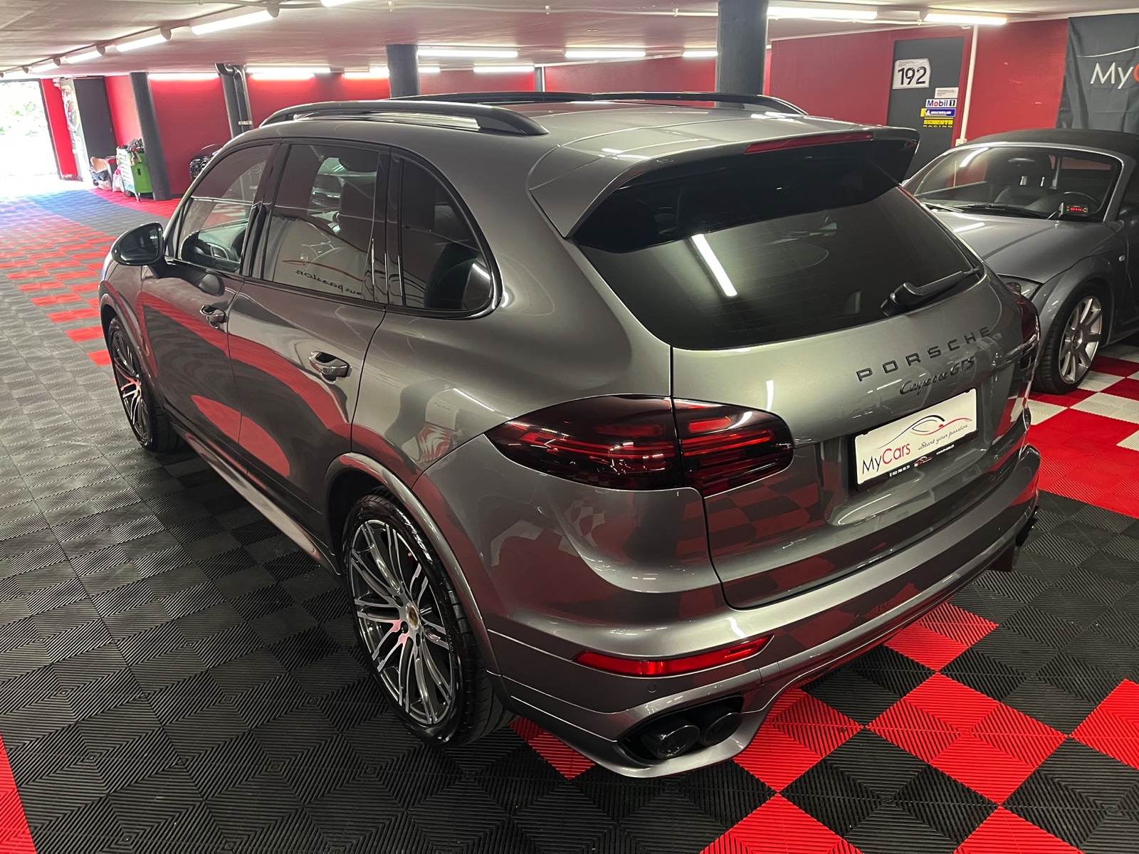 
								PORSCHE Cayenne GTS en plein écran									
