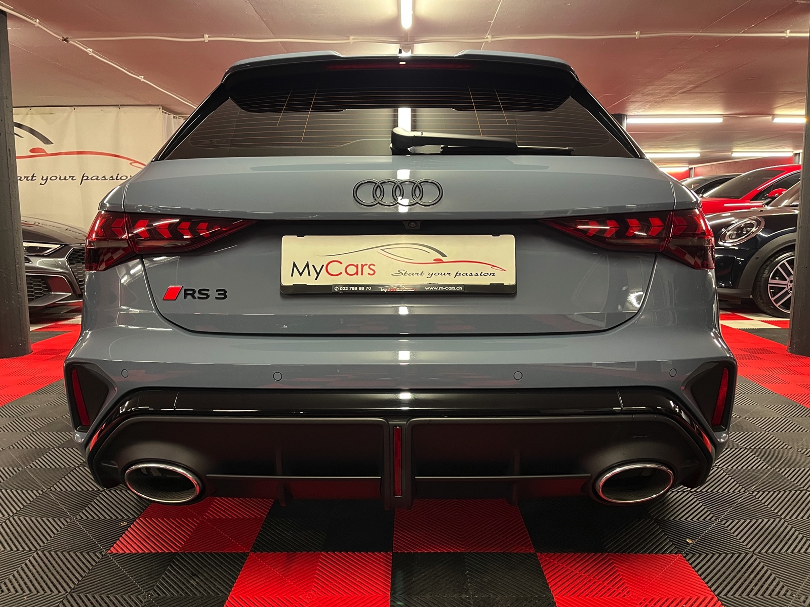 
								AUDI RS3 Sportback 2.5 TSI quattro S-tronic en plein écran									