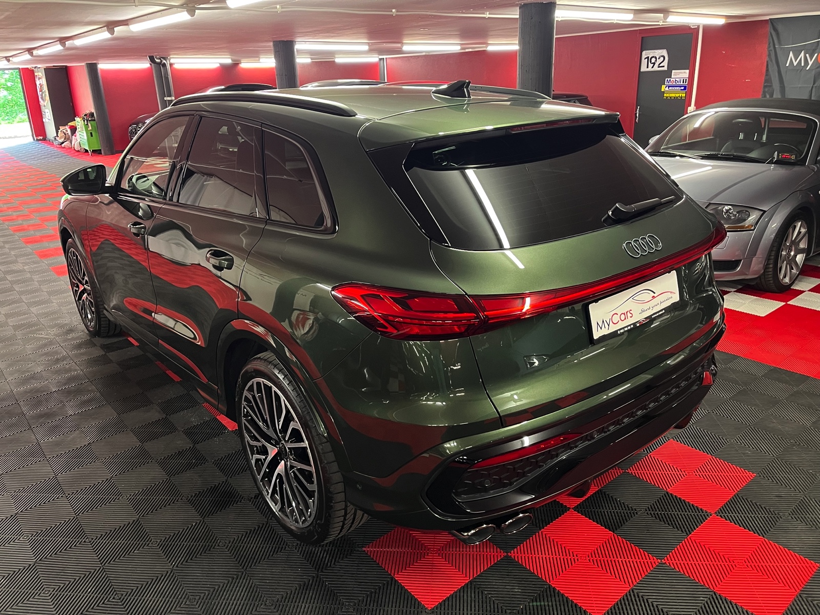 
								AUDI SQ5 TFSI quattro S-tronic en plein écran									