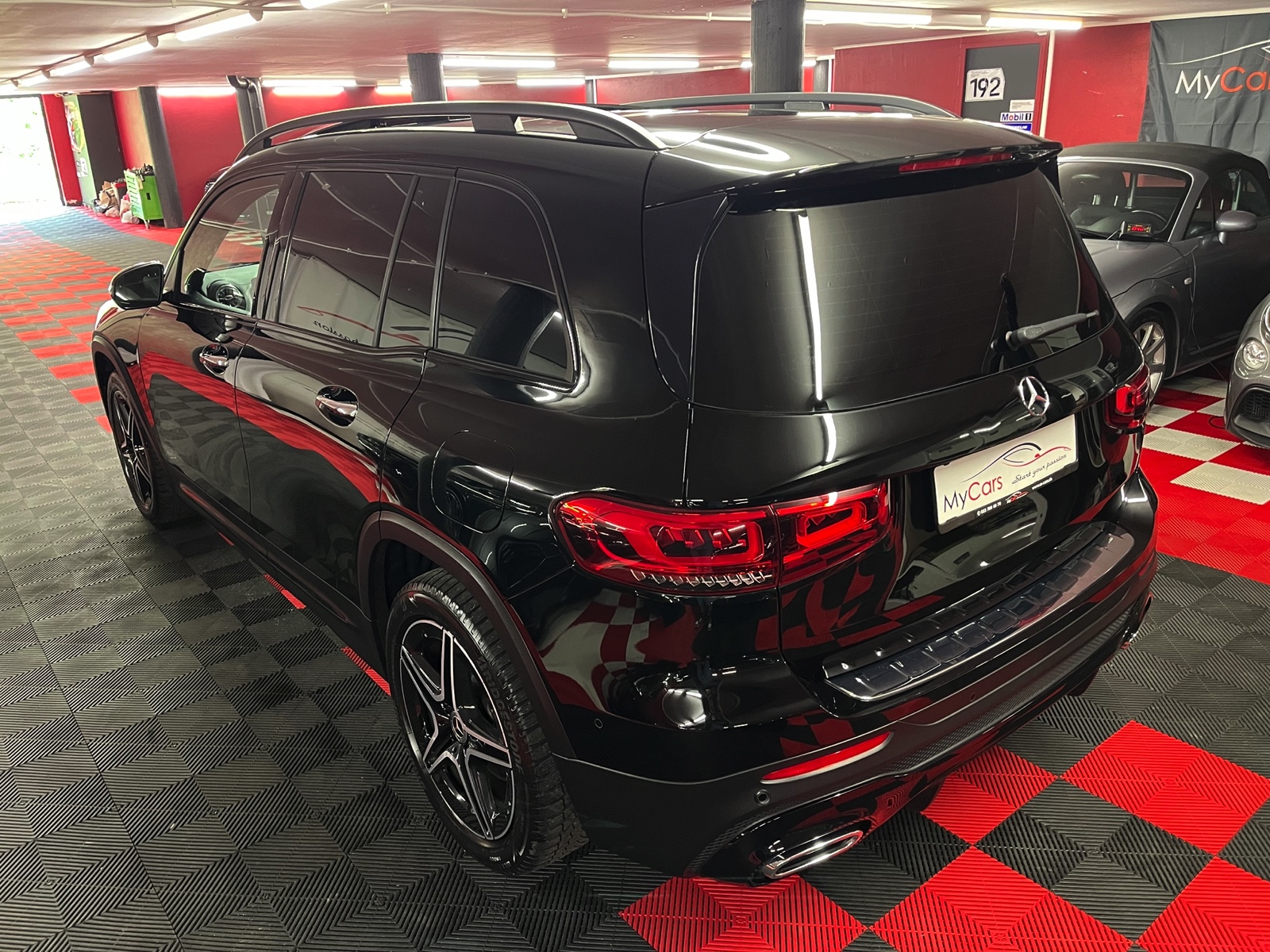
								MERCEDES-BENZ GLB 250 4Matic AMG Line 8G-Tronic en plein écran									