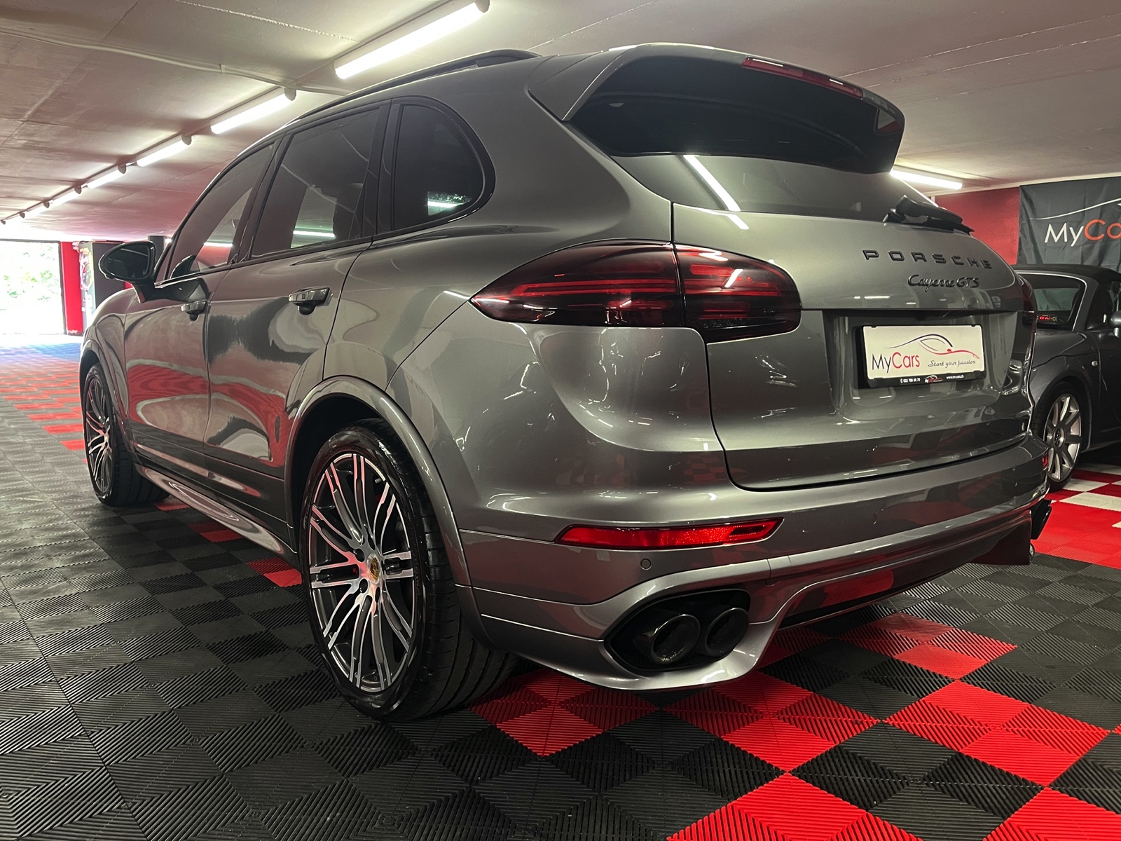 
								PORSCHE Cayenne GTS en plein écran									
