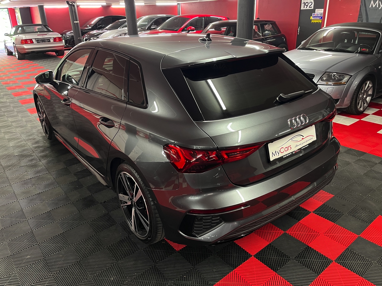 
								AUDI A3 Sportback 35 TFSI S line S-tronic en plein écran									