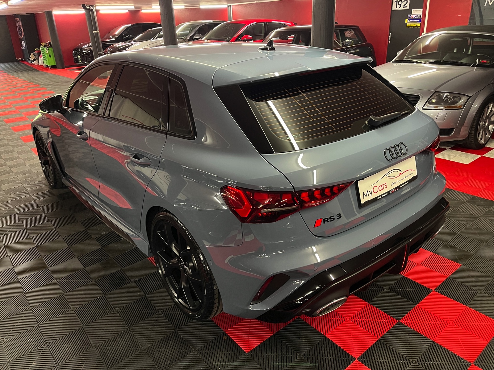 
								AUDI RS3 Sportback 2.5 TSI quattro S-tronic en plein écran									