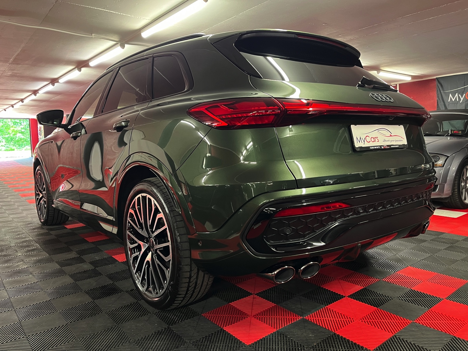 
								AUDI SQ5 TFSI quattro S-tronic en plein écran									