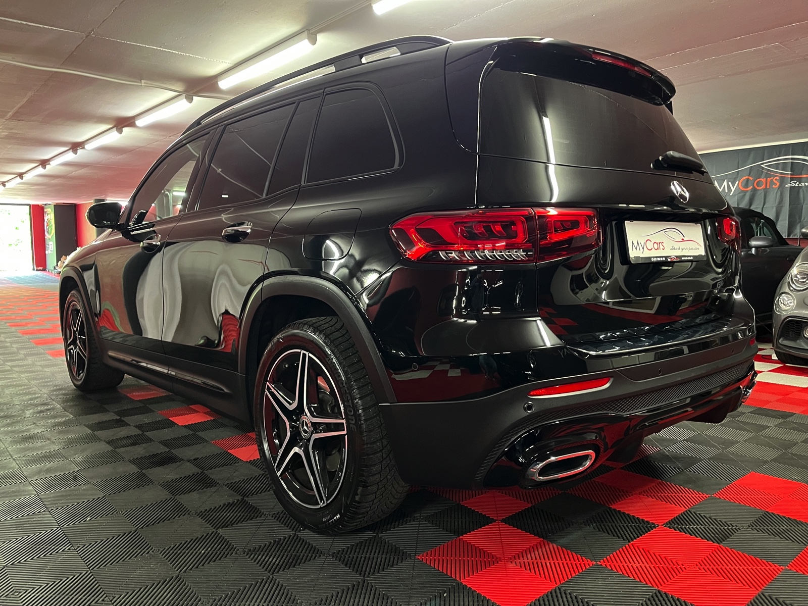
								MERCEDES-BENZ GLB 250 4Matic AMG Line 8G-Tronic en plein écran									