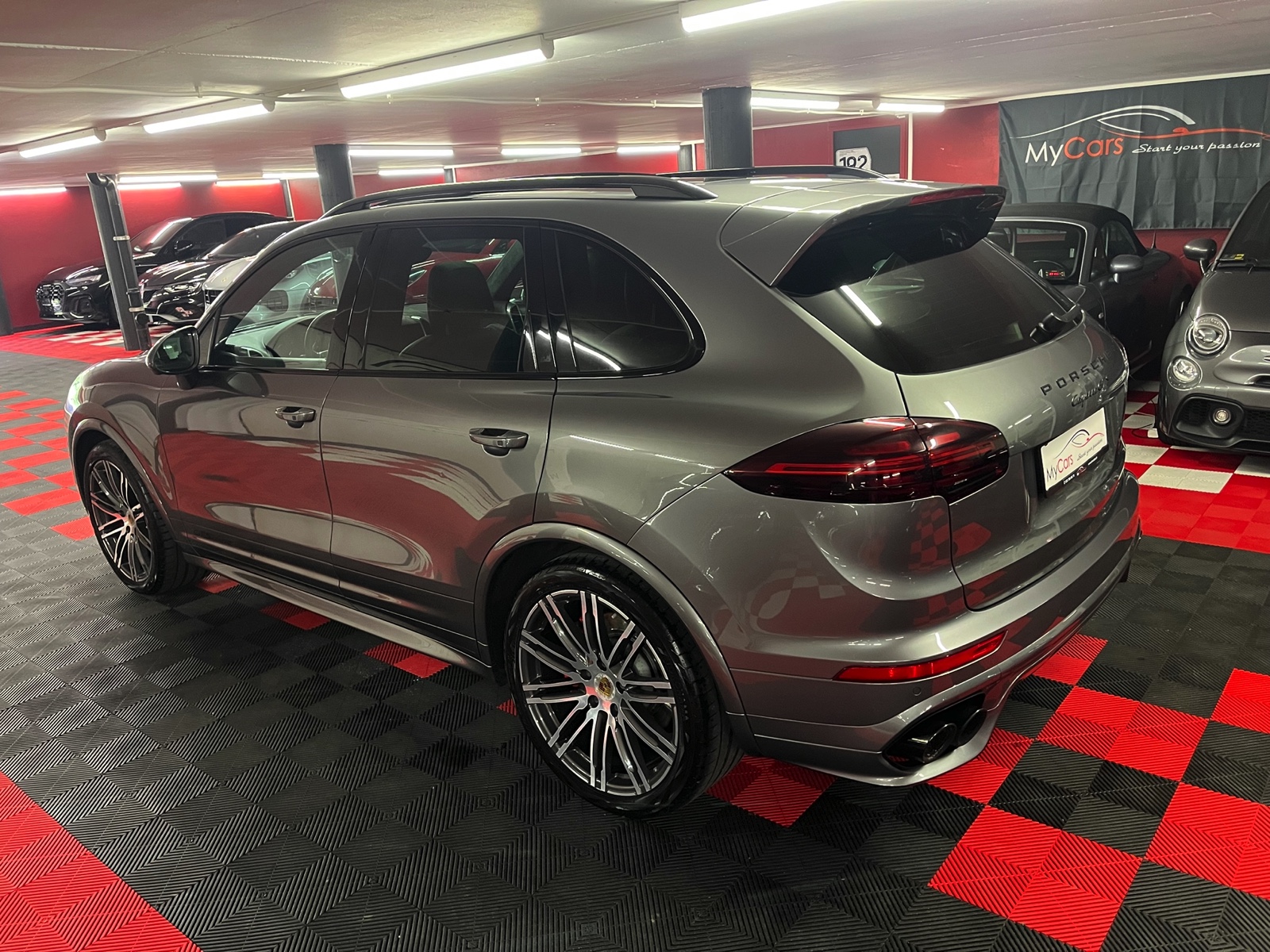 
								PORSCHE Cayenne GTS en plein écran									
