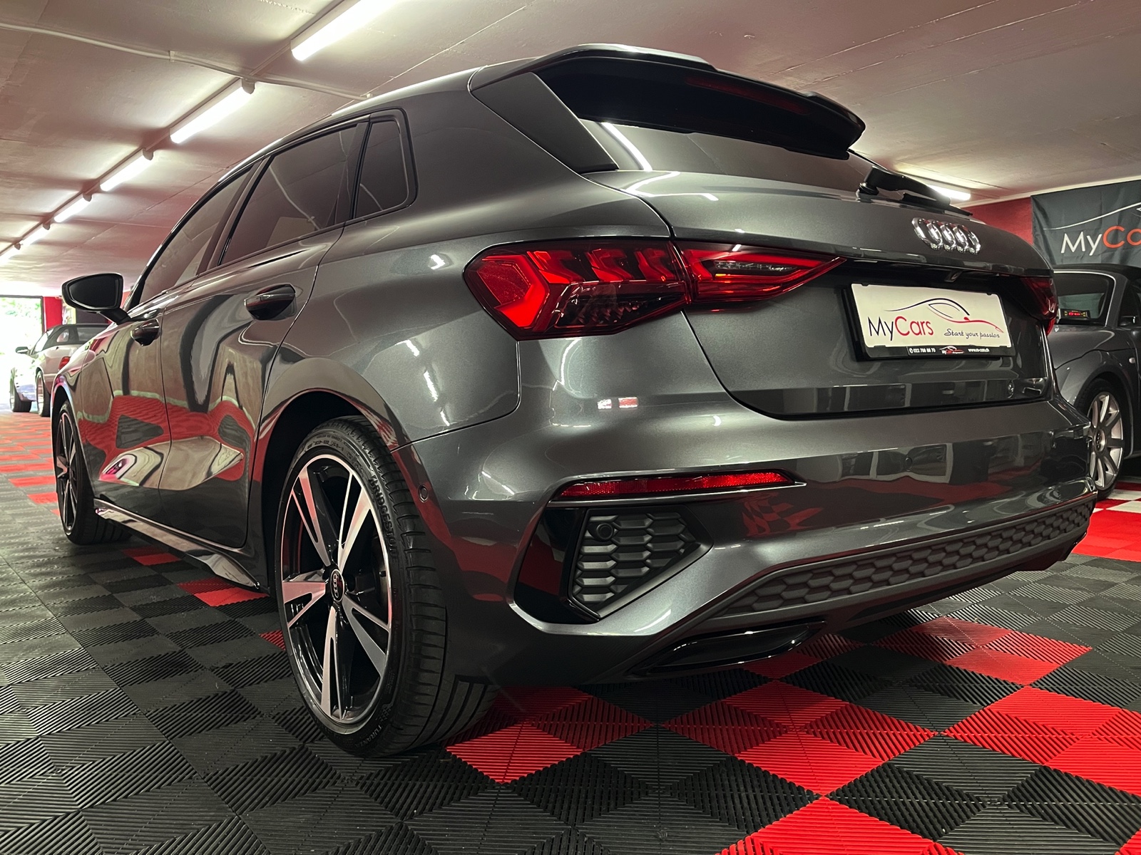 
								AUDI A3 Sportback 35 TFSI S line S-tronic en plein écran									